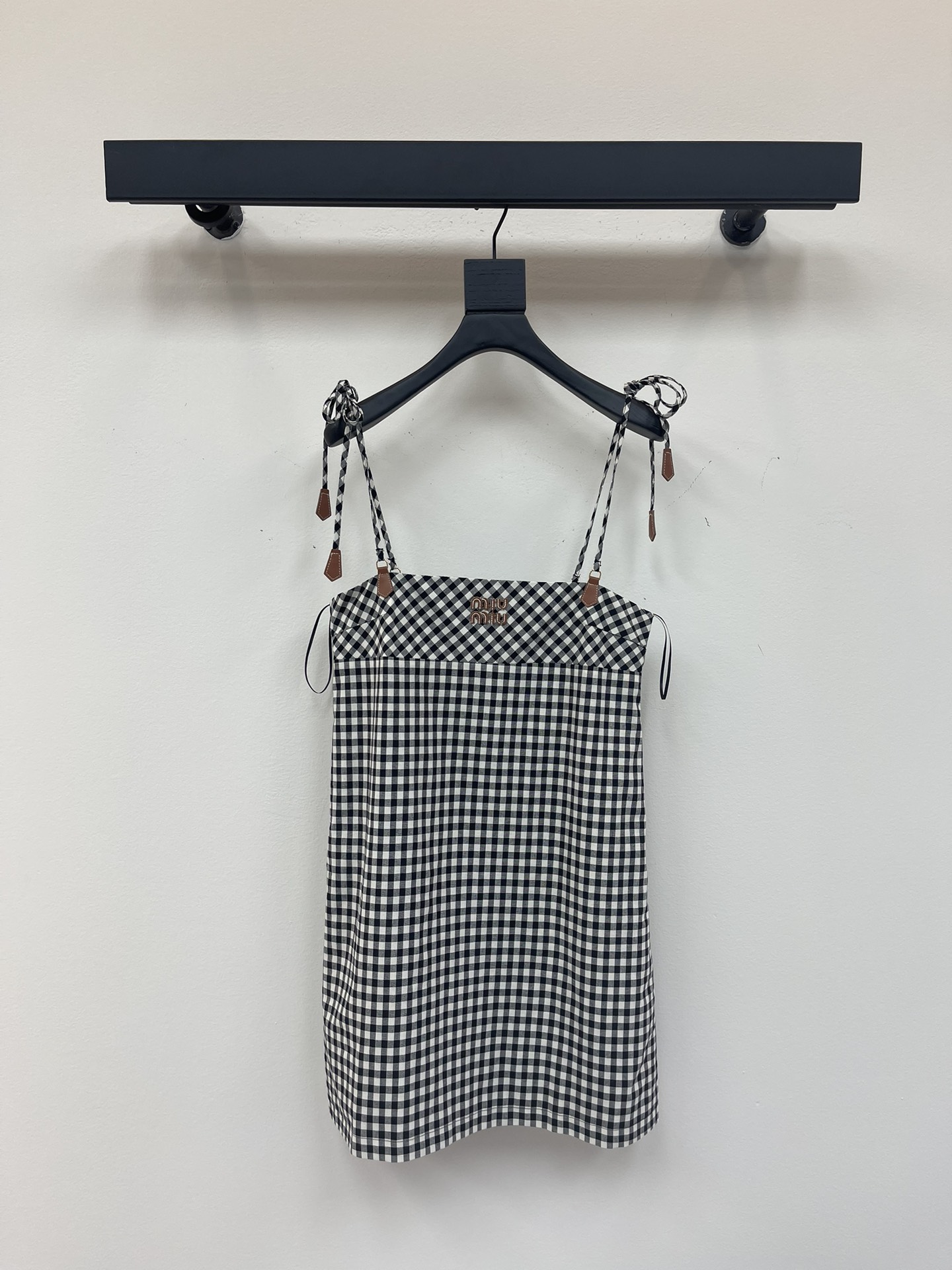 NO:432028,Miumi* 25 spring and summer new style black and white small plaid suspender skirt!  Sweet and spicy Miu girl-style suspender skirt, retro Vichy black and white plaid elements are never out of date, sweet and cool style makes you look slim and high-end~ playful and sweet straps slinging skirt, slender bow straps are so playful, decorative leather pendant is full of details, brown leather logo logo embroidery on the chest adds highlights, high waistline splicing small A skirt hem shows the proportion, the upper body is elegant and playful, Miu girl-style temperament is tightly grasped~SML,,miumiu, skirts,alexander wang19860909Miumi* 25春夏新款 黑白小格子吊带裙！又甜又辣的miu系少女风吊带裙,复古维希黑白格纹元素永不过时,甜酷版型显瘦又高级~俏皮甜美抹胸吊带裙型,纤细蝴蝶结肩带太俏皮了,装饰皮革吊坠满满细节十足,胸口饰棕色皮革logo徽标刺绣增添亮点,高腰线拼接小A裙摆超级显比例,上身优雅又俏皮,miu系少女风气质拿捏的死死的~SML,,miumiu,skirts,alexander wang,Women's clothing