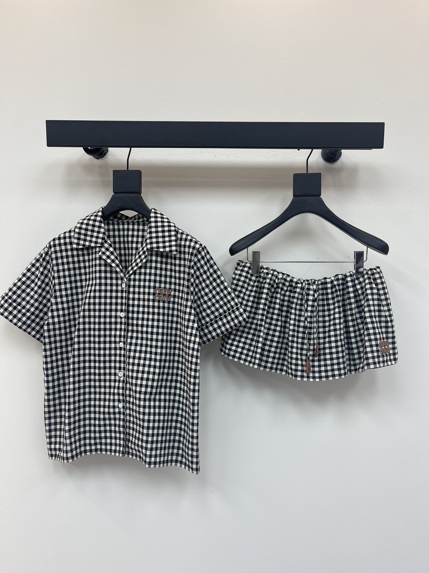 NO:432032,Shirt P skirt* New 25 spring and summer style black and white small plaid short-sleeved shirt + flower bud fluffy skirt [with briefs] Customized light and thin colored plaid cotton fabric, flat and delicate cloth, skin-friendly and breathable, not easy to wrinkle, and has a super good texture!  Double-layer craft design of skirt, drawstring elastic waist style with outstanding upper body!  Plaid summer half-sleeved shirt, retro Vichy black and white plaid elements are never out of date, simple loose shirt style cut, single-breasted closure on the front, brown leather logo on the chest adds highlights, and the details inside and outside are very OK. Paired with shorts or skirts to create a cool summer outfit!  SML, skirts, shorts,shirts,T-shirts,alexander wang19860909衬衫 P半裙* 25春夏新款 黑白小格子短袖衬衫＋花苞蓬蓬半裙【带三角裤】定制轻薄色织格子棉布面料,平整细腻布面,亲肤透气不易皱,质感超好！半裙双层工艺设计,抽绳松紧腰版型上身绝绝子！格子控的夏日半袖衬衫,复古维希黑白格纹元素永不过时,简约宽松衬衫版型裁剪,正面单排扣开合,胸口饰棕色皮革logo徽标增添亮点,里外细节做工都很OK,搭配短裤或者半裙打造清凉夏日穿搭！SML,,skirts,shorts,shirts,T-shirt,alexander wang,Women's clothing