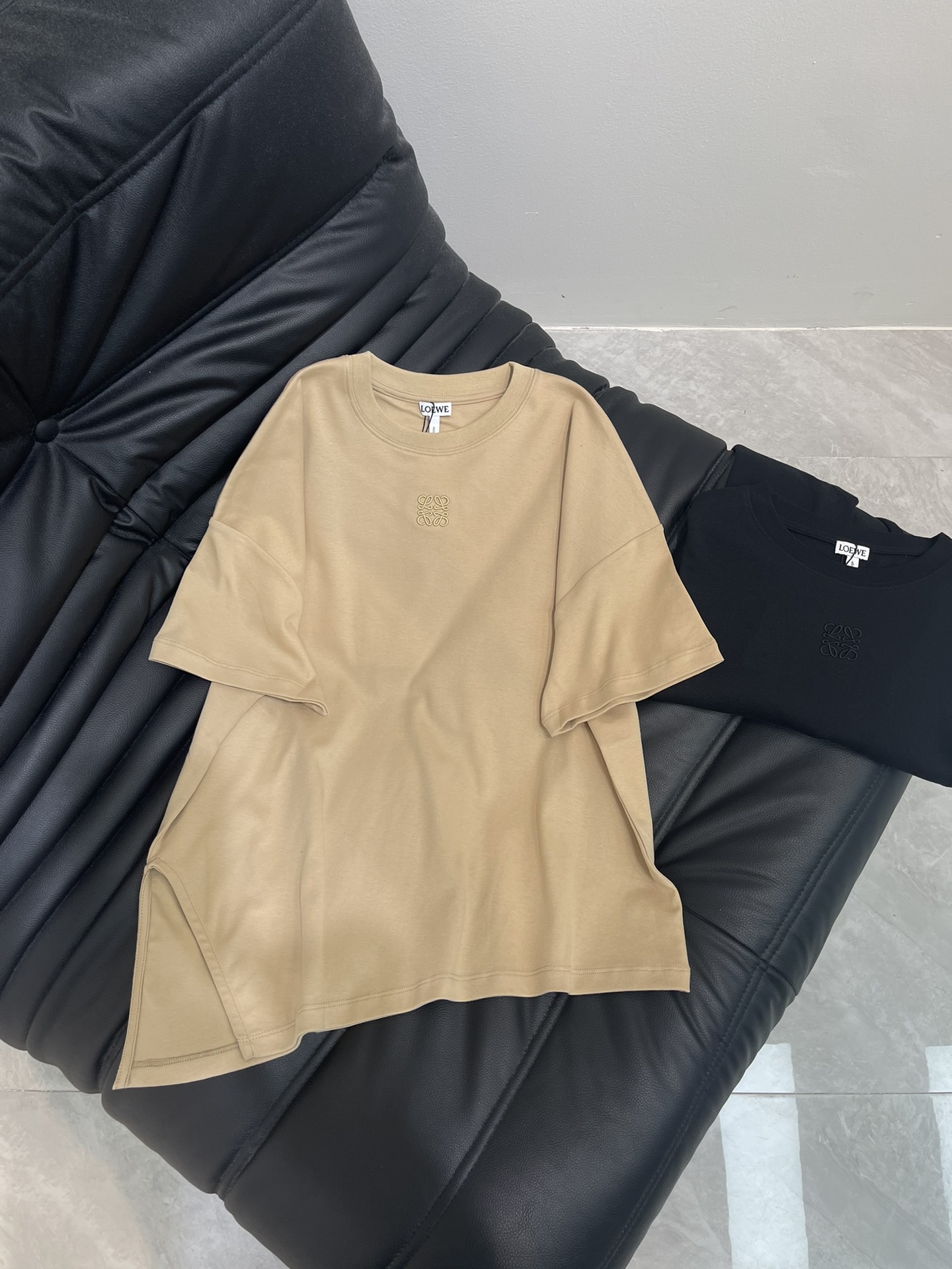 NO:432037,Loew* 25 spring and summer new round neck small logo embroidered logo short-sleeved T-shirt丨Exclusive high-end production!  Custom tailoring design, pure cotton material and comfort. The simple and atmospheric small-format design really shows the figure, the right length of the clothes visually automatically divides the figure into a golden ratio, whether worn alone or under the base. SML, loewe, T-shirt, tees, t-shirt, gold, alexander wang19860909Loew* 25春夏新款圆领小标刺绣logo短袖T恤丨独家高版出品！定制裁剪设计,纯棉材质与舒适度兼具.简约大气的小版型设计真的巨显身材,恰到好处的衣长 视觉自动将身材分割出黄金比例,无论单穿或者打底都很绝.SML,,loewe,T-shirt,tees，t-shirt,gold,alexander wang,Women's clothing