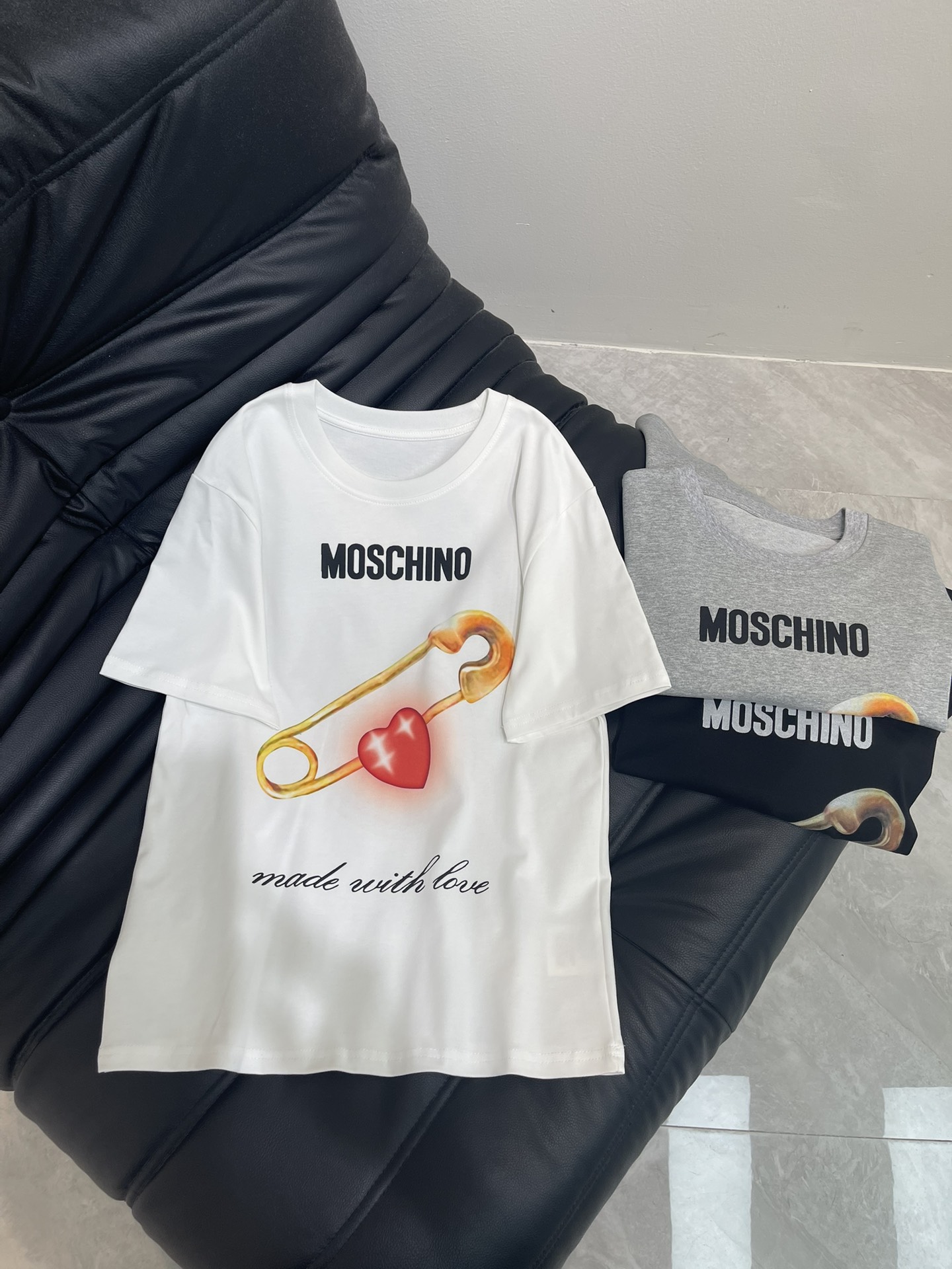 NO:432922,Mos*25 spring and summer new pin red love printed short-sleeved T-shirt, imported pure cotton fabric, classic style versatile and not picky, and the upper body is very beautiful!  SML, T-shirt,tees,t-shirt,alexander wang19860909Mos*25春夏新款别针红爱心印花短袖T恤,进口纯棉面料,经典版型百搭不挑人,上身非常漂亮！SML,,T-shirt,tees，t-shirt,alexander wang,Women's clothing