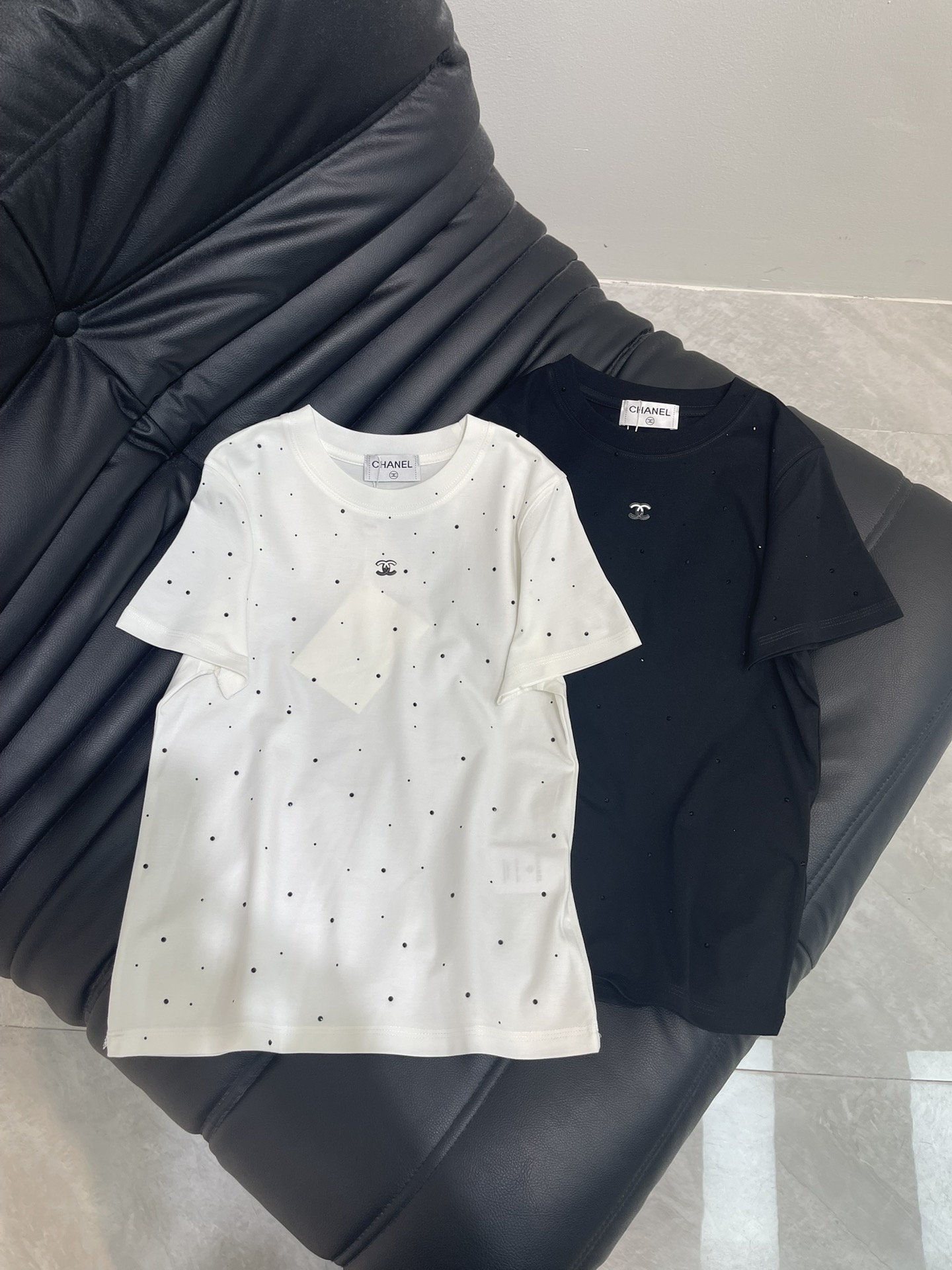 NO:432914,Chane*25 spring and summer new heavy industry black diamond short-sleeved T-shirt, imported pure cotton fabric, classic style versatile and not picky, and the upper body is very beautiful!  SML, chanel, T-shirt,tees, t-shirt,alexander wang19860909Chane*25春夏新款重工满黑钻短袖T恤,进口纯棉面料,经典版型百搭不挑人,上身非常漂亮！SML,,chanel,T-shirt,tees，t-shirt,alexander wang,Women's clothing