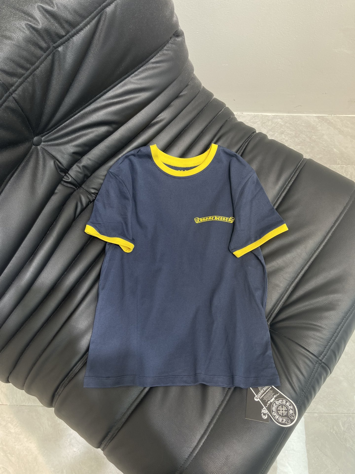 NO:432041,Chrome hear* Croxin 25 spring and summer new navy blue spelling yellow horseshoe logo printed round neck short-sleeved T-shirt丨Exclusive yb development!  High-end production!  Hold on to the high-end outfit!  The classic slim fit is super versatile, simple and atmospheric, small fit design really shows the right length of the body. Visually automatically divides the figure into a golden ratio and makes it look versatile, who can't love it!  Whether wearing it alone or applying it to the base, it is amazing!  Customized fabric texture is super good and versatile in all seasons!  I must stock up on babies every year!  Big recommendation!  I really let a hundred hearts go!  SML, chrome hearts,chrome hearts,T-shirt,tees,t-shirt,gold,alexander wang19860909Chrome hear*克罗心25春夏新款藏蓝色拼黄色马蹄Logo印花圆领短袖T恤丨独家yb开发！高版出品！高级感穿搭拿捏住了！经典显瘦版型剪裁超级百搭简约大气的小版型设计真的巨显身材恰到好处的衣长 视觉自动将身材分割出黄金比例显瘦百搭谁能不爱！无论单穿或者打底都很绝！定制面料质感超级赞四季百搭的单品！每年都必囤宝宝们！重磅推荐！真的放一百个心冲了！SML,,chrome hearts,chrome hearts,T-shirt,tees，t-shirt,gold,alexander wang,Women's clothing