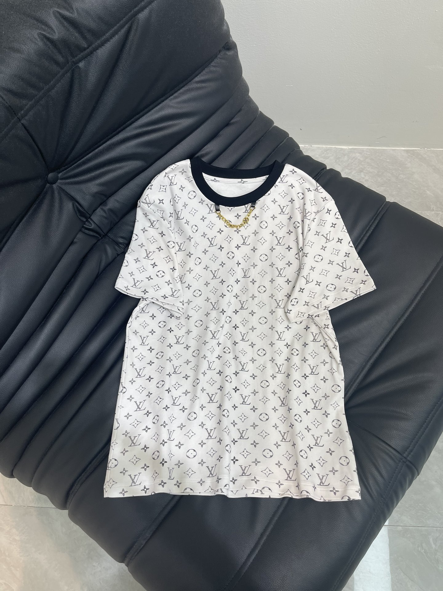 NO:432927,Louis Vuitto*25 Spring and Summer New Chain Full-body Printed Letter Short-Sleeve T-shirt, Imported Mercerized Cotton Fabric, Classic Style, Not Picky, Not Picky, The Upper Body is Very Beautiful!  SML, louis vuitton,T-shirt,tees,t-shirt,alexander wang19860909Louis Vuitto*25春夏新款链条全身印花字母短袖T恤,进口丝光棉面料,经典版型百搭不挑人,上身非常漂亮！SML,,louis vuitton,T-shirt,tees，t-shirt,alexander wang,Women's clothing