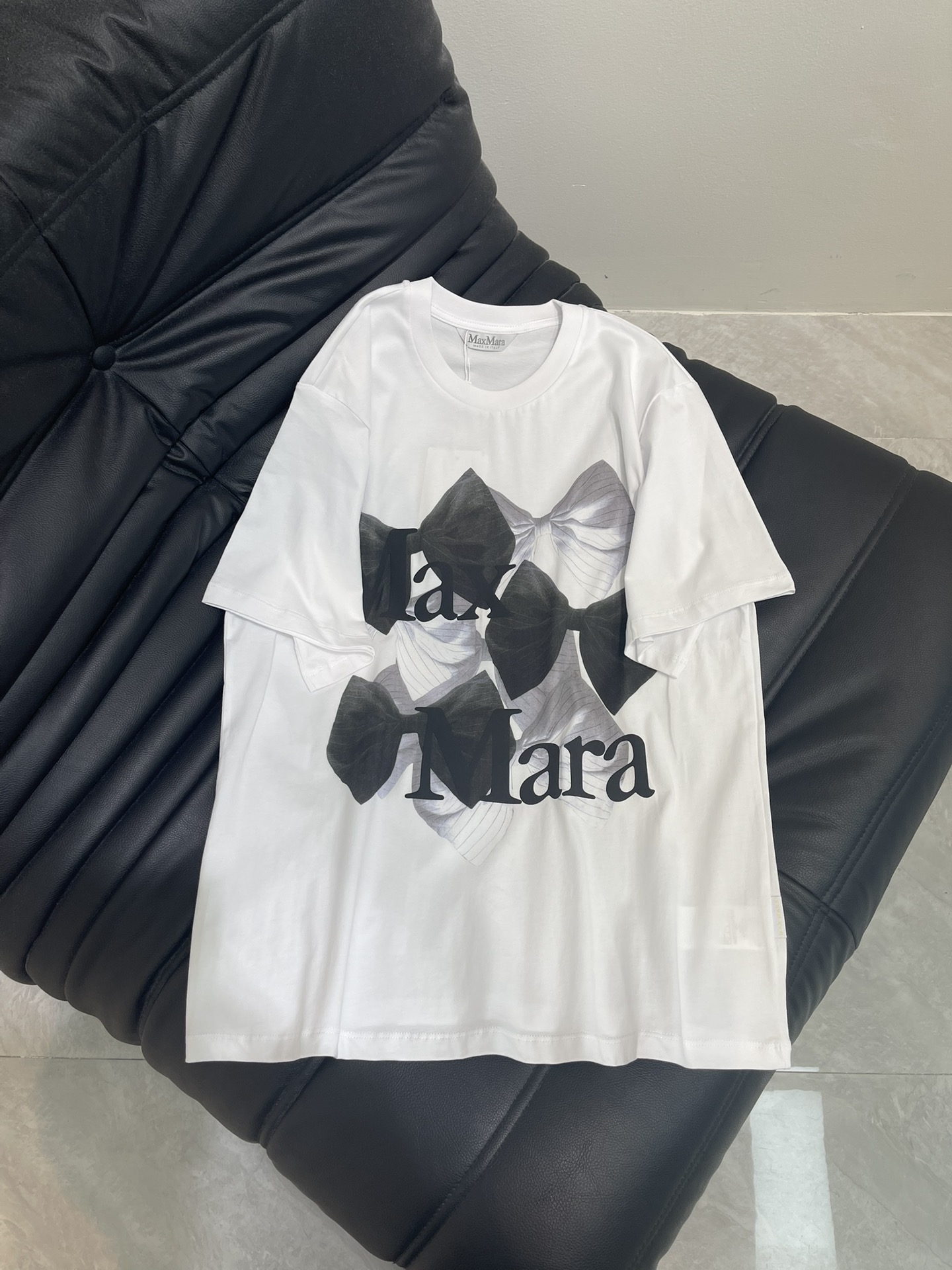 NO:432046,MaxM*ra 25 spring and summer new bow letter logo printed round neck short-sleeved T-shirt | Exclusive yb development!  High-end production!  The slightly loose style is not picky about the figure at all!  It is inclusive and covers the flesh and makes you look thin!  Both appearance and comfort!  Pure cotton fabric with 100% texture, super comfortable!  Close your eyes and rush!  SML, T-shirt,tees,t-shirt,alexander wang19860909MaxM*ra 25春夏新款蝴蝶结字母logo印花圆领短袖T恤丨独家yb开发！高版出品！微宽松版型完全不挑身材！包容性好遮肉显瘦！颜值与舒适兼具！穿出街回头率百分百纯棉面料 质感超级舒适！都给我闭眼冲！SML,,T-shirt,tees，t-shirt,alexander wang,Women's clothing