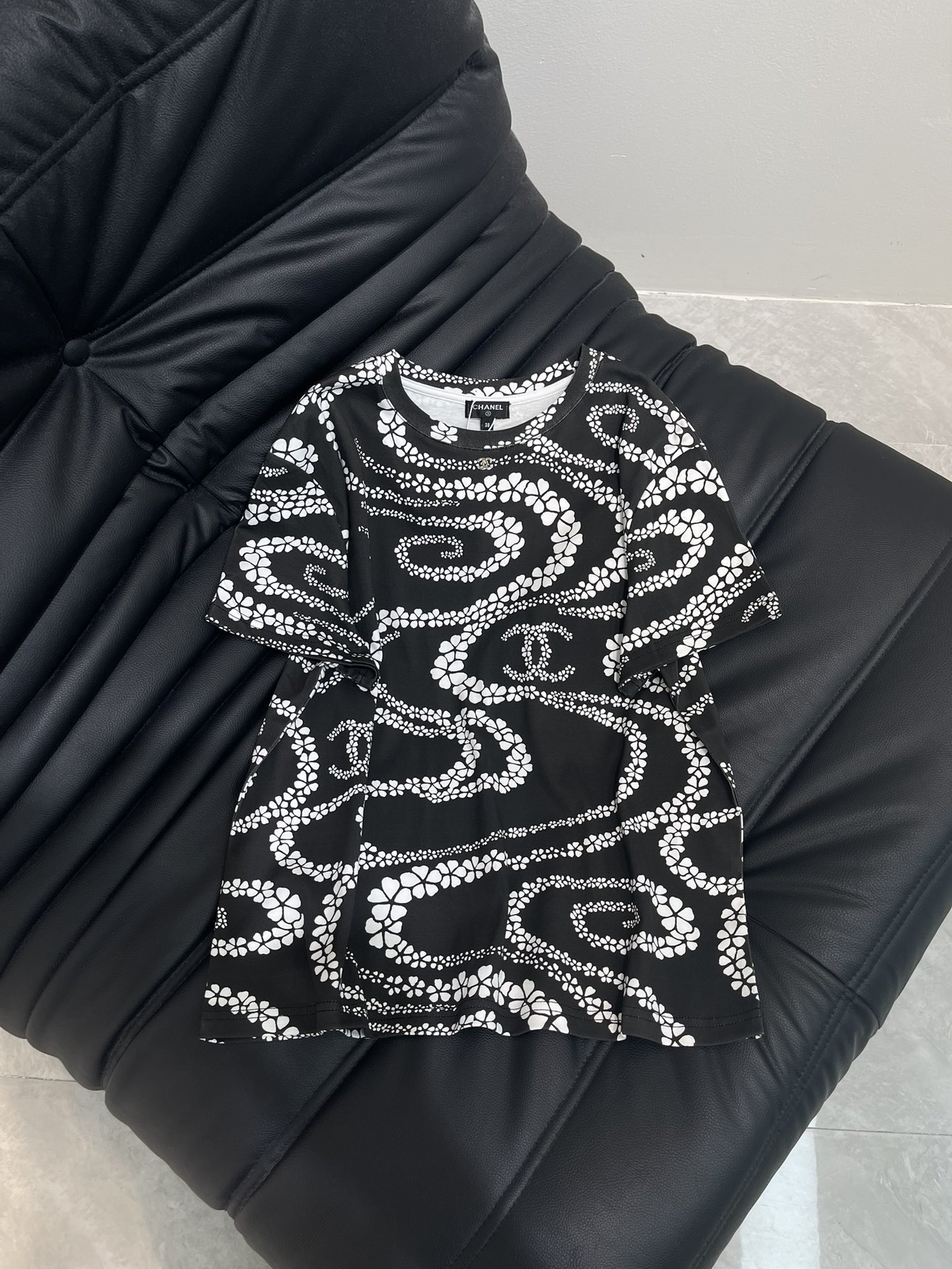 NO:433555,Chanel Xiaoxiang's new round neck printed short-sleeved T-shirt C custom mercerated cotton material, breathable and comfortable, full texture. The whole body is active and full of irregular camellia patterns. The double C logo is interspersed to highlight the brand style. The complex visual effects create a romantic and beautiful style. Meet the various needs of commuting and dating, and the outfit makes it look more age-reducing and playful. SML, chanel, T-shirt,tees, t-shirt,alexander wang19860909Chanel 小香新款圆领印花短袖T恤c定制丝光全棉材质,透气舒适,质感十足 通体活性满印不规则错落山茶花图案 穿插双C徽标,凸显品牌格调 纷繁复杂的视觉效果,打造浪漫唯美风格 满足通勤约会多种需求,穿搭更显减龄俏皮 SML,,chanel,T-shirt,tees，t-shirt,alexander wang,Women's clothing