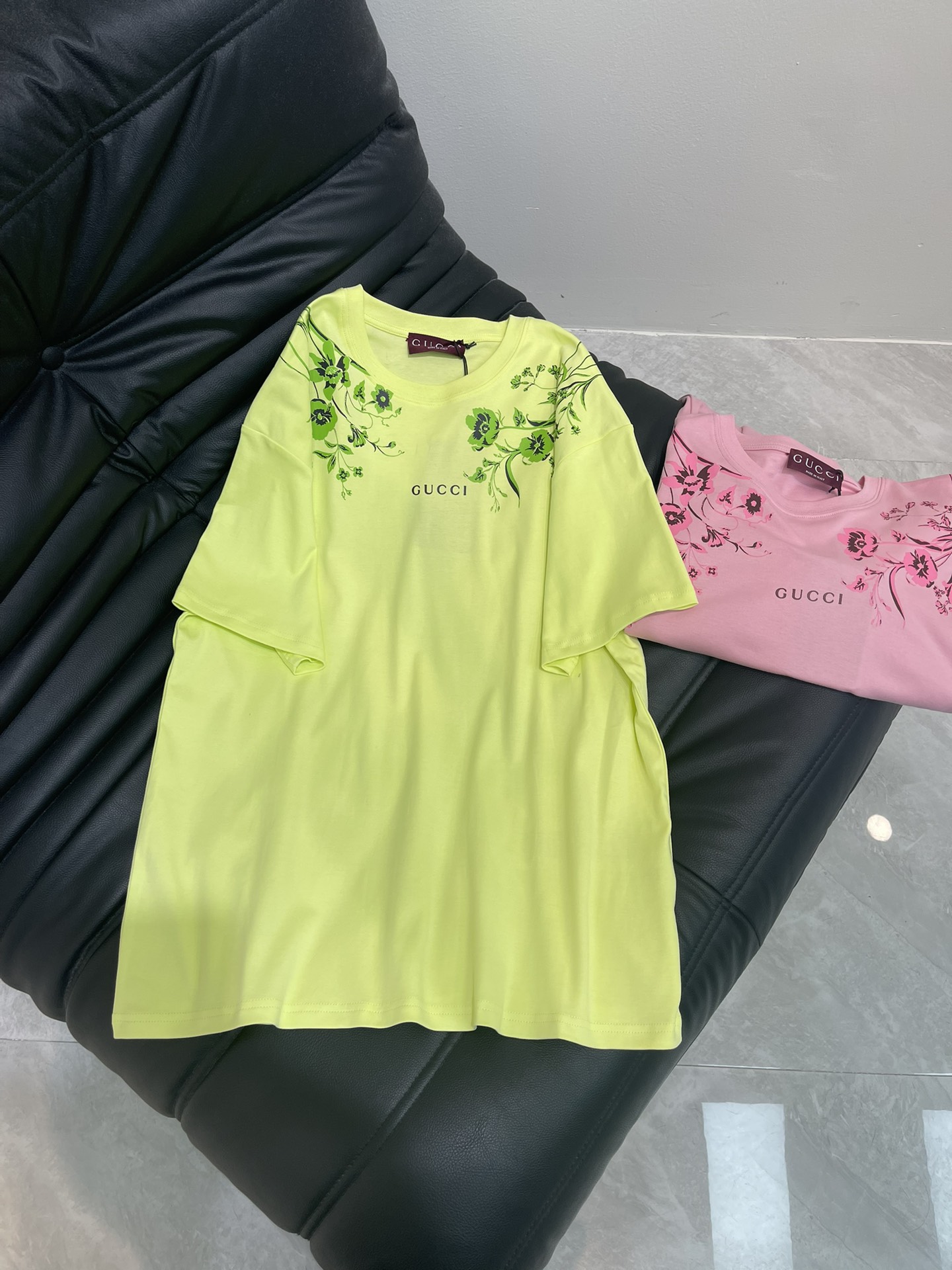 NO:432050,Gucc* 25 spring and summer new style flower print round neck short-sleeved T-shirt | Exclusive yb development!  High-end production!  Loose short-sleeved T-shirt cut to highlight the brand style. Made of gram-weight pure cotton, full of drape, presenting a slim visual effect. Use printing technology and contrasting colors to outline the three-dimensional style of flowers, vines and brand letter logo patterns to enhance brand identity. Fashionable and high-end feel instantly created to create a personal style. Fashionable and relaxed. The inner wear is brilliant and fashionable. SML, gucci, T-shirt,tees, t-shirt,alexander wang19860909Gucc* 25春夏新款 花朵印花圆领短袖T恤丨独家yb开发！高版出品！宽松短袖T恤裁剪 凸显品牌格调 采用克重纯棉制成 垂坠感十足 呈现显瘦视觉效果 利用印花工艺和撞色勾勒出立体风格的花朵藤蔓和品牌字母徽标图案 加强品牌标识度 时尚高级感立现 打造个性风格 时髦松弛 单穿内搭都出彩时髦 SML,,gucci,T-shirt,tees，t-shirt,alexander wang,Women's clothing