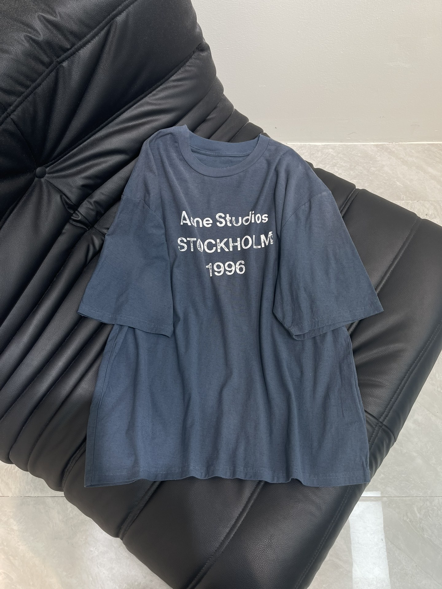 NO:432938,Acne Stu*25 new exquisite heavy industry wash-hole printed short-sleeved T-shirt, high-end tie-dye, high-order fabric, skin-friendly, breathable and comfortable, iconic letter pattern low-key luxury, age-reducing Girls' Generation!  A must-have artifact for white, rich and beautiful women!  The classic style is versatile and not picky. It is highly recommended to keep your own style!  Workmanship quality depends on details. SML, acne studios, T-shirt,tees, t-shirt,alexander wang19860909Acne Stu*25新款精致重工洗水破洞印花短袖T恤 高级扎染 高订面料 亲肤透气舒适 标志性字母图案低调奢华 减龄少女时代！白富美必备神器！ 经典版型百搭不挑人 强烈推荐自留款！ 做工品质看细节 男女同款 SML,,acne studios,T-shirt,tees，t-shirt,alexander wang,Women's clothing