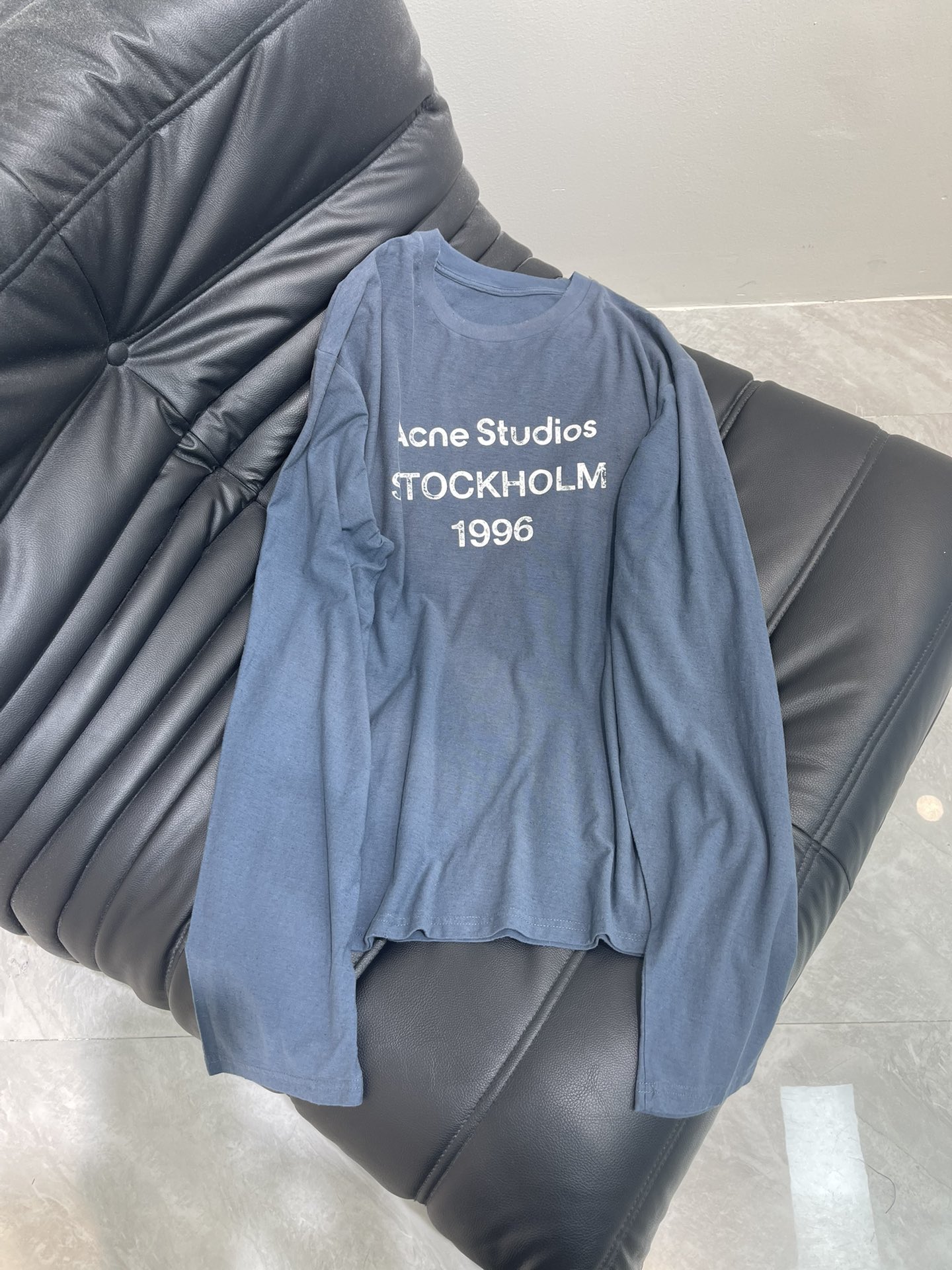 NO:432944,Acne Stu*25 new exquisite heavy industry wash-frying printed long-sleeved T-shirt, high-end tie-dye, high-order fabric, skin-friendly, breathable and comfortable, iconic letter pattern low-key luxury, age-reducing Girls' Generation!  A must-have artifact for white, rich and beautiful women!  The classic style is versatile and not picky. It is highly recommended to keep your own style!  Workmanship quality depends on details. SML, acne studios,tees,t-shirt,alexander wang19860909Acne Stu*25新款精致重工洗水磨破印花长袖T恤 高级扎染 高订面料 亲肤透气舒适 标志性字母图案低调奢华 减龄少女时代！白富美必备神器！ 经典版型百搭不挑人 强烈推荐自留款！ 做工品质看细节 男女同款 SML,,acne studios,tees，t-shirt,alexander wang,Women's clothing