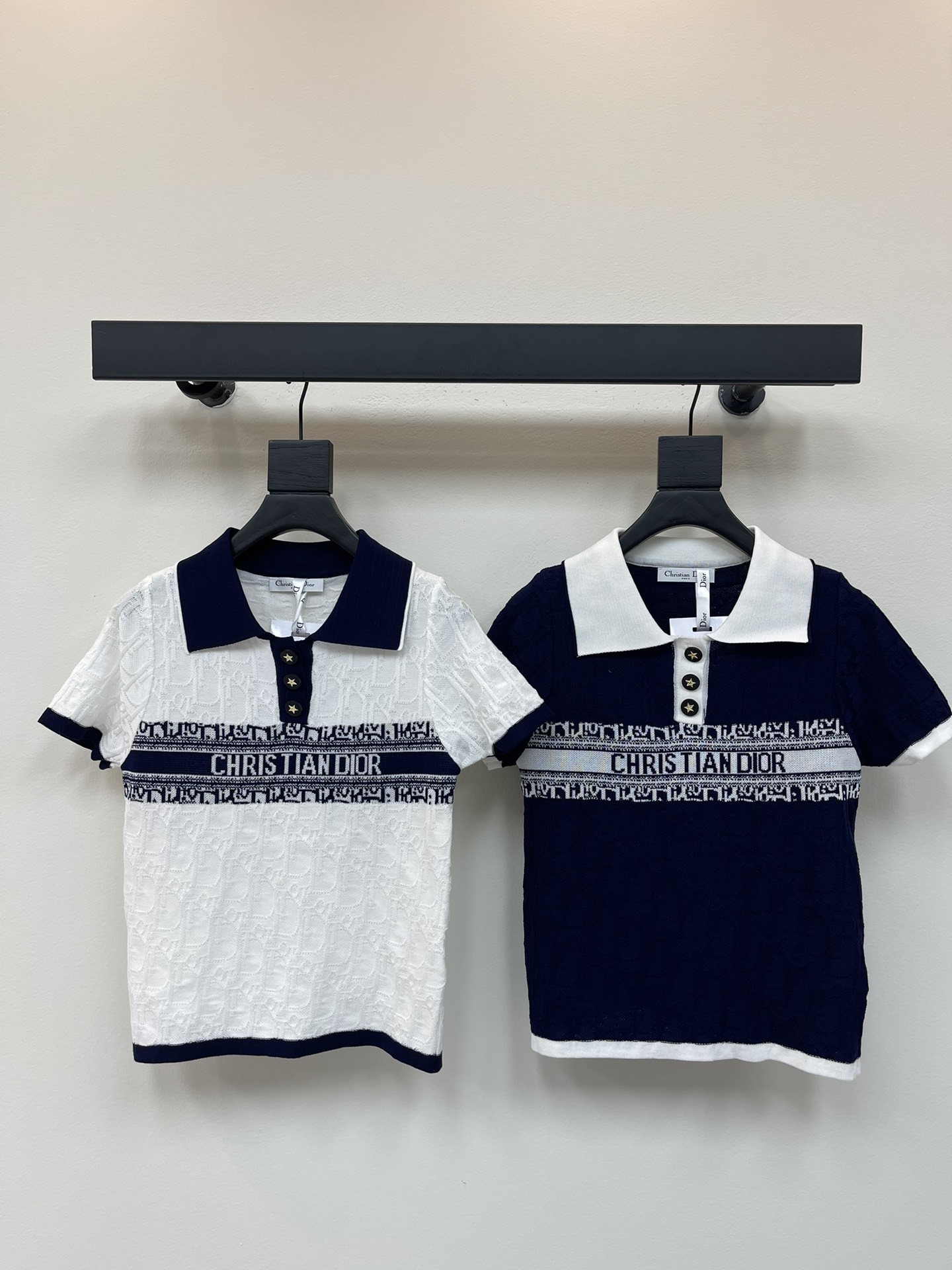 NO:432888,Dio*25 new contrasting color lapel logo knitted short sleeves!  Presbyterians must be involved!  The classic color scheme lasts for a long time, and the fashionable feeling of low-key, restrained and effortless!  The bright color-blocking design easily illuminates the fashionable look!  SML, dior, T-shirt, alexander wang19860909Dio*25新款撞色翻领logo针织短袖！老花迷必入！经典配色经久不衰,演绎低调内敛不费力的时髦感！拼色的鲜明设计轻松点亮时髦造型！SML,,dior,T-shirt,alexander wang,Women's clothing