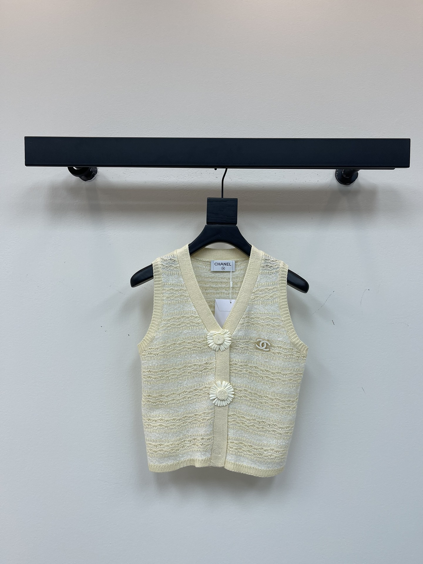 NO:432904,Chane*25 new sunflower vest off-white knitted cardigan V-neck design exquisite flower button embellishment short slim fit Korean minimalist style chic and gorgeous exquisite SML, chanel, alexander wang19860909Chane*25新款向日葵马甲 米白色针织开衫 V领设计 精致花朵纽扣点缀 短款修身显瘦 韩系极简风别致又华丽精致感爆棚 SML,,chanel,alexander wang,Women's clothing