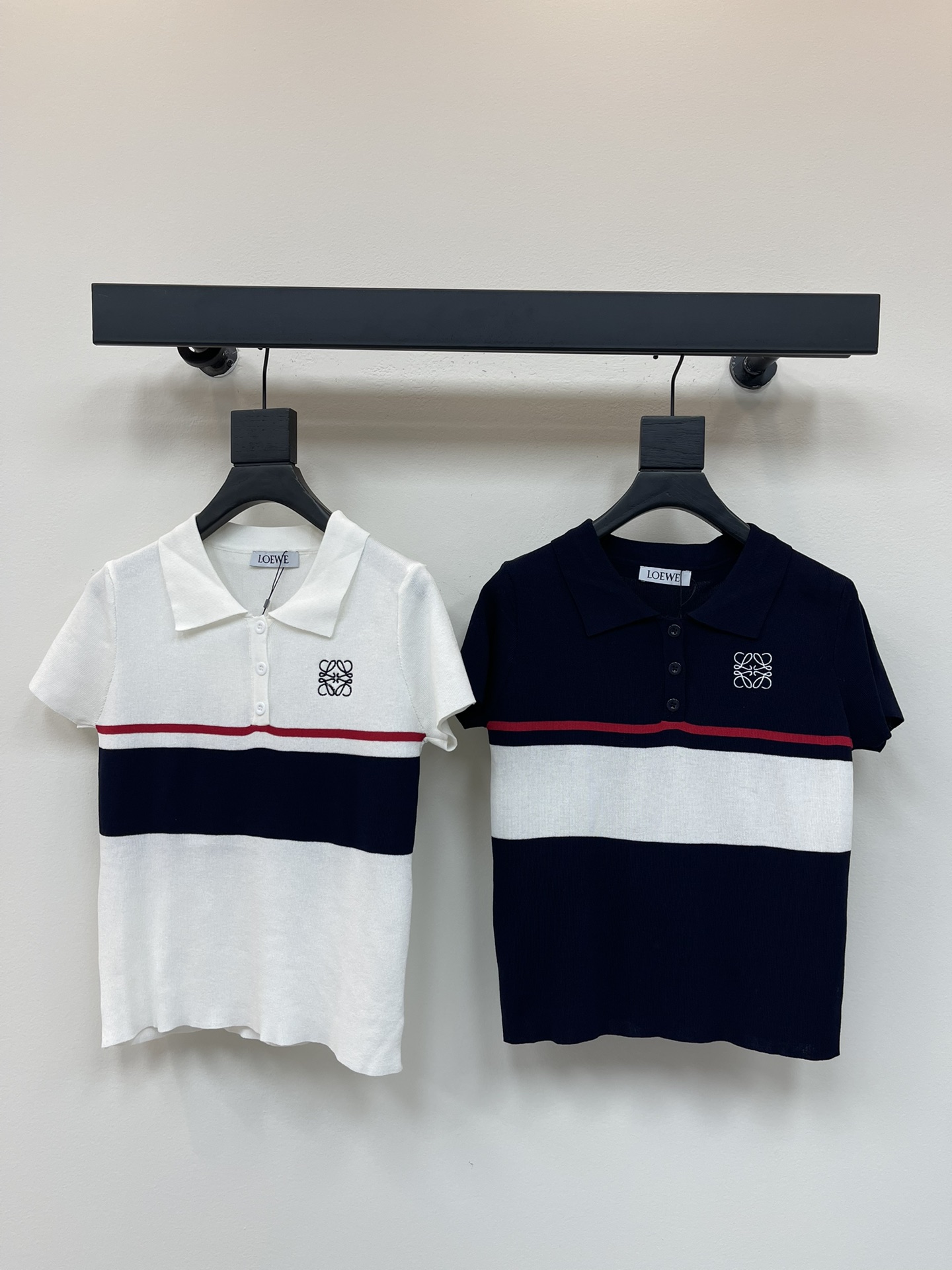 NO:432906,Loew*25 new lapel striped knitted short sleeves!  Customized wool yarn weaving, high-quality texture, comfortable and lapel knitted short-sleeved tailoring, with half-pallet button adjustment design, contrasting stripes decorate at the waist, embroidered totem pattern on the chest, highlighting the brand's personality, highlighting the high-end feeling of outfit, vertical stripes throughout the body, elastic and elastic, more refined, unrestrained, slimming outfits, showing a relaxed tone, light luxury and fashionable temperament, single-fitting and layering, the first choice for fashionable outfits in all seasons!  SML, loewe, T-shirt, alexander wang19860909Loew*25新款翻领条纹针织短袖！定制羊毛纱线织造 质感高级舒适 翻领针织短袖剪裁 配合半开襟纽扣调节设计 撞色条纹装点在腰间部分 胸前刺绣图腾图案 彰显品牌个性 凸显穿搭高级感 通体竖条纹肌理 弹性松紧更显精致 不拘身材 穿搭显瘦 尽显松弛调性 轻奢时髦气质 单穿叠穿均可 四季时尚穿搭首选！SML,,loewe,T-shirt,alexander wang,Women's clothing