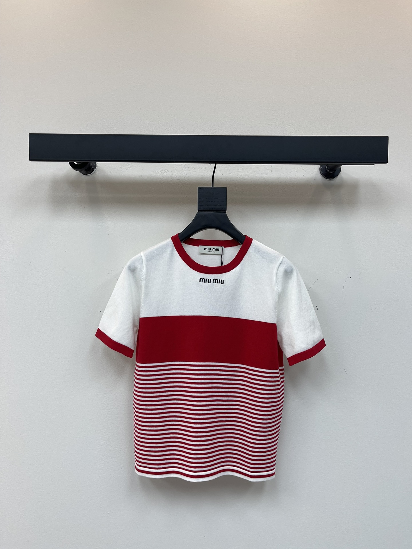 NO:432910,MiuMi*25 new striped knitted short sleeves!  Custom imported silk knitted material, high-quality and comfortable texture, round neck knitted short-sleeved tailoring, large body horizontal stripes contrasting color iconic letter logo decoration on the chest, showing Miao's best temperament, academy style, adding a gentle and literary atmosphere, perfect for random matching!  SML, miumiu, T-shirt, alexander wang19860909MiuMi*25新款条纹针织短袖！定制进口丝毛针织材质 质感高级舒适 圆领针织短袖剪裁 大身横条纹撞色胸前标志性字母徽标装饰 展现缪氏最拿手的气质学院风格 增添温柔文艺气息 随意搭配都完美！SML,,miumiu,T-shirt,alexander wang,Women's clothing