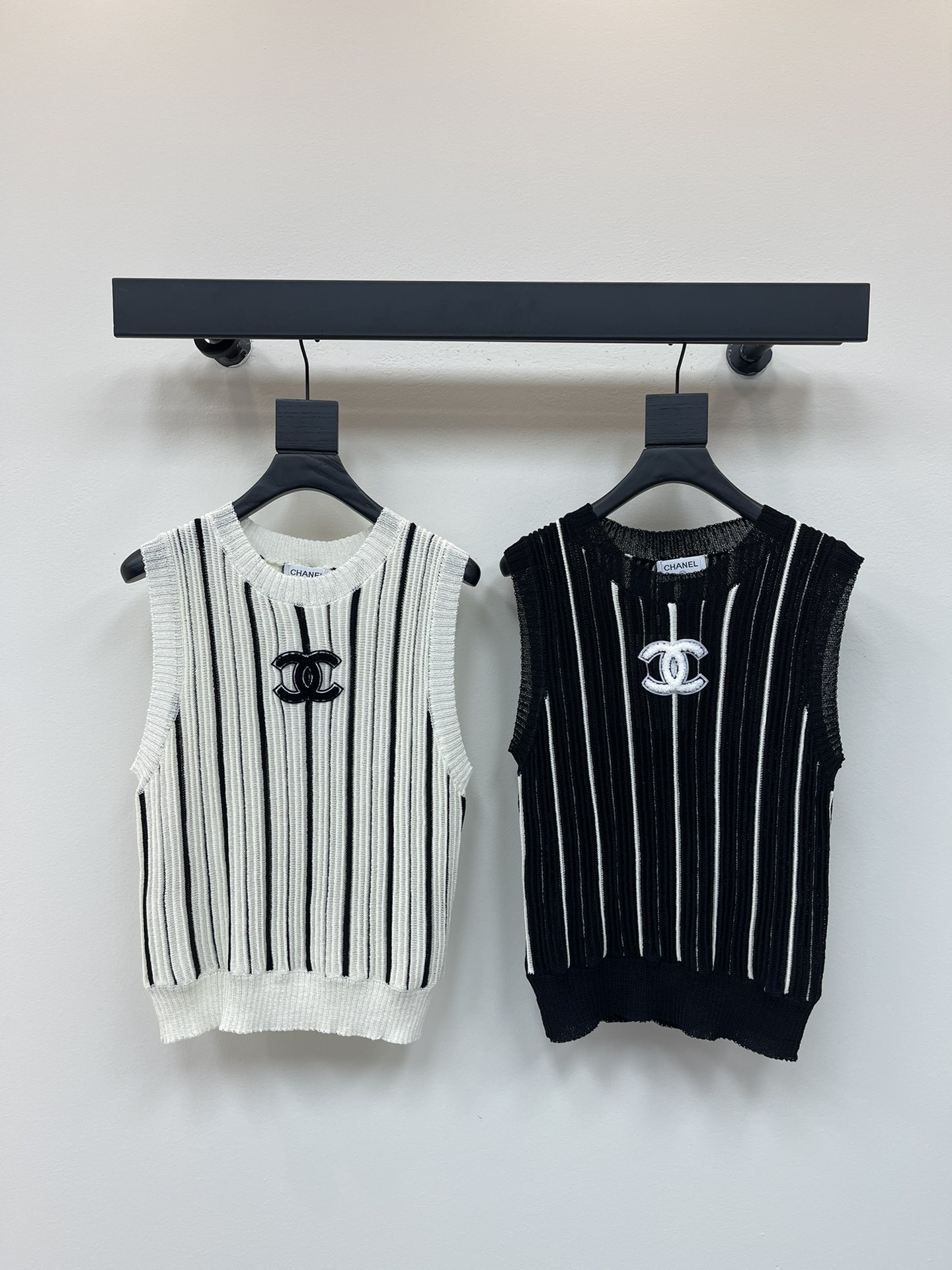 NO:432900,Chane*25 new striped knitted vest classic logo double C design, black and white color matching is super versatile. The fabric is soft and comfortable, and the vertical striped design makes it look slim and fashionable. SML, chanel, alexander wang19860909Chane*25新款条纹针织背心 经典logo双C设计,黑白配色超百搭.面料柔软舒适,竖条纹设计显瘦又时尚.SML,,chanel,alexander wang,Women's clothing