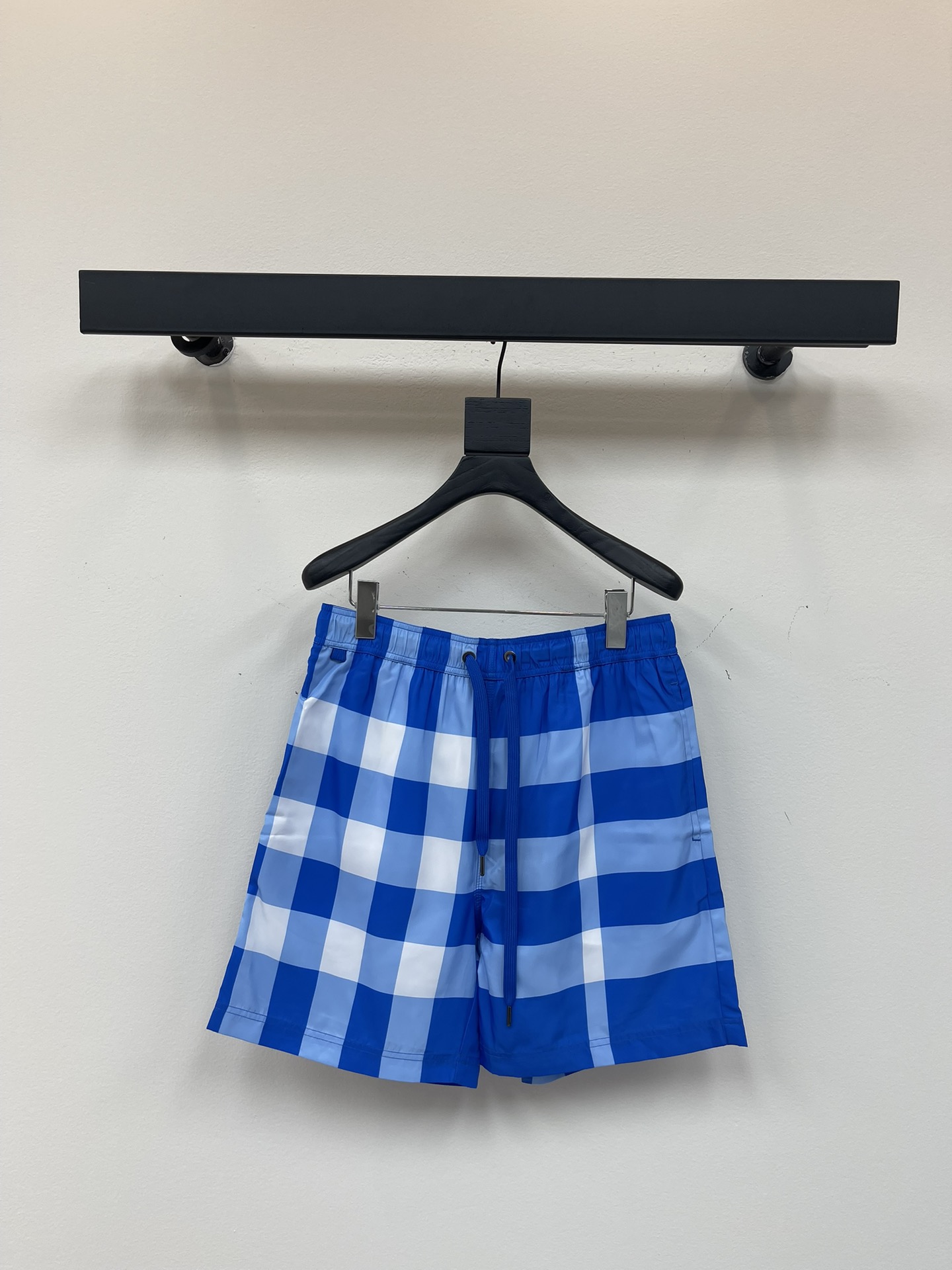 NO:433571,BURBERRY Burberry's new quick-drying beach shorts with intranet Custom fabrics and craft logo. The style is tight and three-dimensional, straight striped splicing, custom trouser rope has a strong texture, smooth, comfortable and breathable upper body, concave and styling three-dimensional feeling, fashionable and casual outfit Official website synchronization Color picture color Men and women Same model S M L XL,,burberry,burberry, shorts,alexander wang19860909BURBERRY 巴宝莉新款速干沙滩短裤,带内网 定制面料,工艺logo. 版型紧致立体,直条纹拼接,定制裤绳五金质感强,顺滑,上身舒适透气,凹凸有型的立体感,时尚休闲穿搭 官网同步 颜色图片色 男女同款 码数S M L XL,,burberry,burberry,shorts,alexander wang,Women's clothing