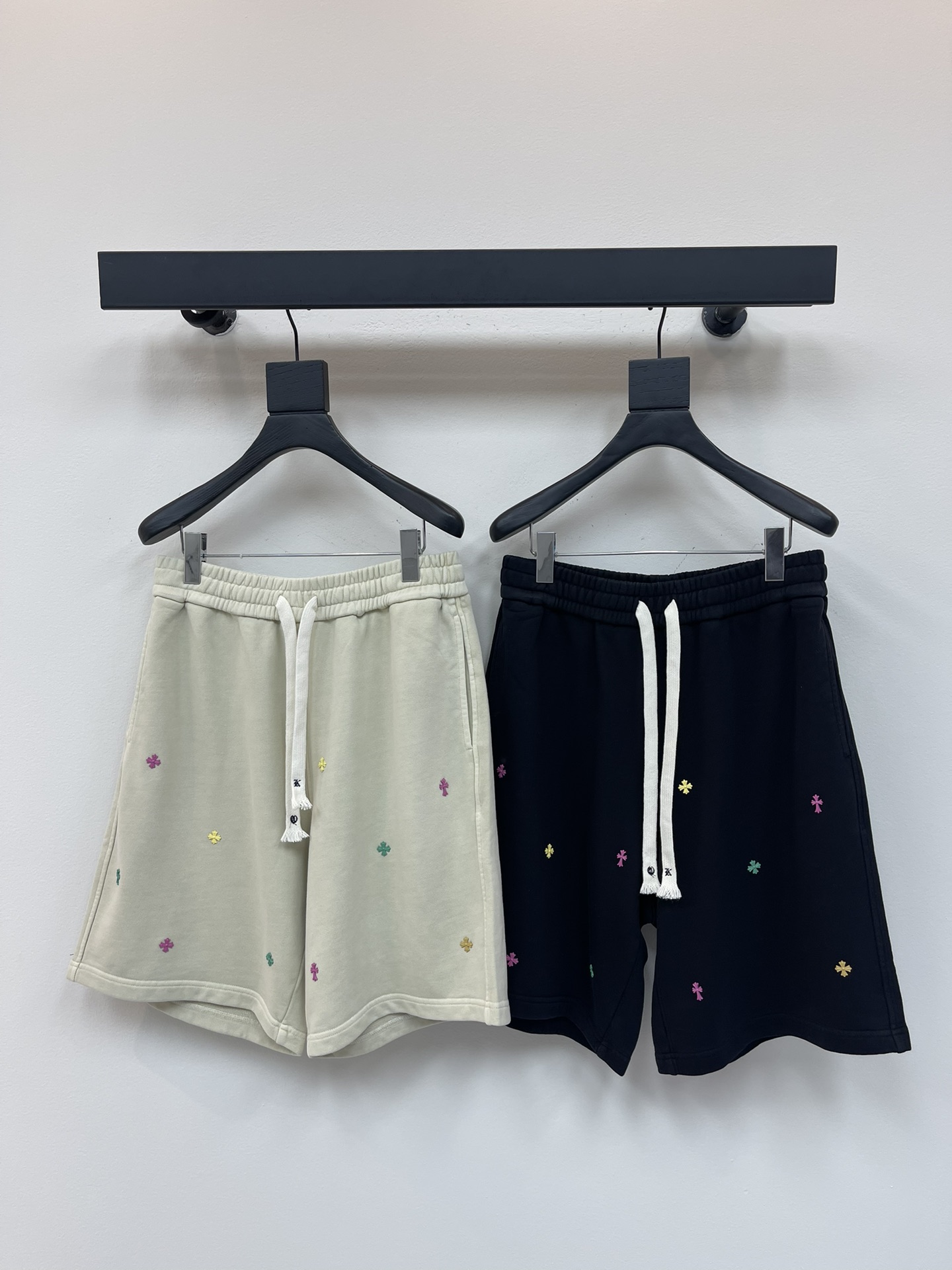 NO:433575,High-version Croxin CH 2025 summer new style leather shorts new style heavy industry washing water and fried shell powder 450 grams tripe terry terry fabric color washing black apricot color Size M-XXL, chrome hearts, shorts, alexander wang19860909高版本克罗心CH 2025夏季新款贴皮短裤新款 重工洗水加炒贝壳粉450 克牛肚毛圈面料 颜色水洗黑 杏色 尺码M-XXL,,chrome hearts,shorts,alexander wang,Women's clothing