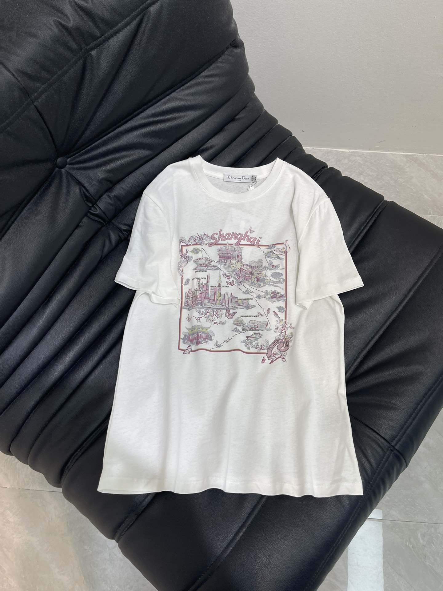 NO:432104,Dio*25 spring and summer new style city view round neck printed short-sleeved T-shirt custom YB cotton and linen material obvious texture breathable and comfortable regular short-sleeved T-shirt cut made of gram-heavy fabric slightly elastic to present a slim visual effect The ready-to-wear is made of large-area hand-painted sketching technique outlines the Shanghai street scene including the Oriental Pearl. Rich layers of patterns and colors are full of highlights. The brand is interspersed with low-key embellishment of hot diamond letters and slogans. The brand's high-end design feels full. The inner wear is brilliant and fashionable. SML,,dior,T-shirt,tees,t-shirt,alexander wang19860909Dio*25春夏新款城景圆领印花短袖T恤 定制YB棉麻材质 肌理明显 透气舒适 常规短袖T恤裁剪 采用克重面料制成 略带有弹力 呈现显瘦视觉效果 成衣以大面积手绘素描手法 勾勒东方明珠在内的上海街景 层次丰富的图案和色彩满满亮点 穿插低调点缀烫钻字母标语 品牌高级设计感拉满 单穿内搭都出彩时髦 SML,,dior,T-shirt,tees，t-shirt,alexander wang,Women's clothing