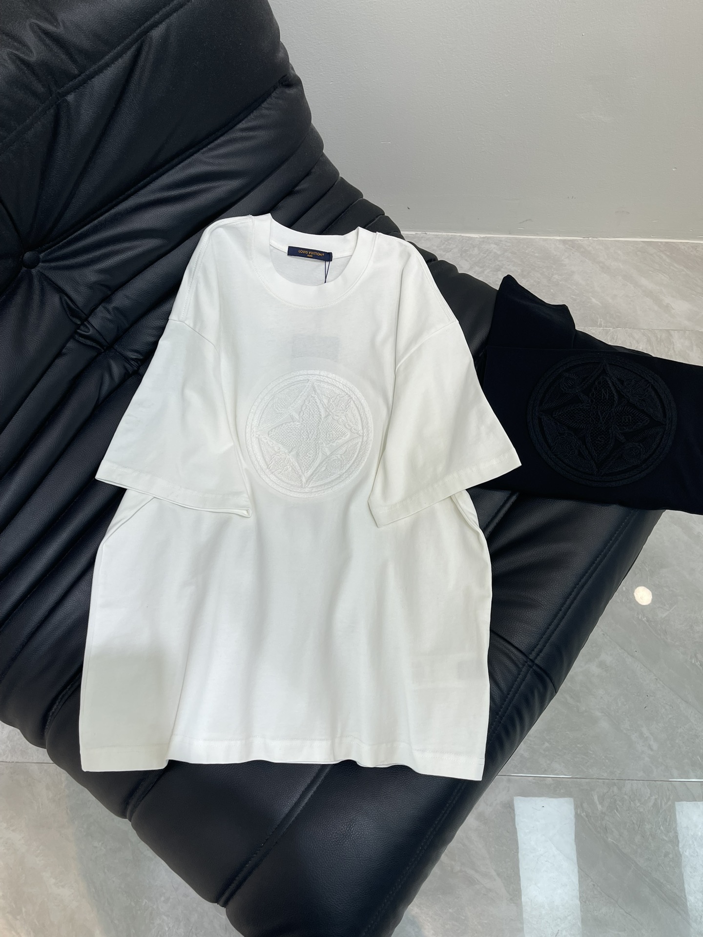 NO:434870,Louis Vuitto*25 new embroidery icon short-sleeved T-shirt. All cotton fabric, the fabric feels comfortable and skin-friendly and breathable. Three-dimensional embroidery logo is a very fashionable style. The overall design is simple without losing personality. It is suitable for urban men and women who pursue fashion and brand culture. It can easily control multiple occasions. The same style for men and women!  S-L, louis vuitton, T-shirt,tees,t-shirt,alexander wang19860909Louis Vuitto*25新款刺绣图标短袖T恤.全棉面料,面料手感舒适.亲肤透气.立体刺绣标识,非常时尚的一个款,整体设计简约而不失个性,适合追求时尚潮流、注重品牌文化的都市男女,轻松驾驭多种场合.男女同款！S-L,,louis vuitton,T-shirt,tees，t-shirt,alexander wang,Women's clothing