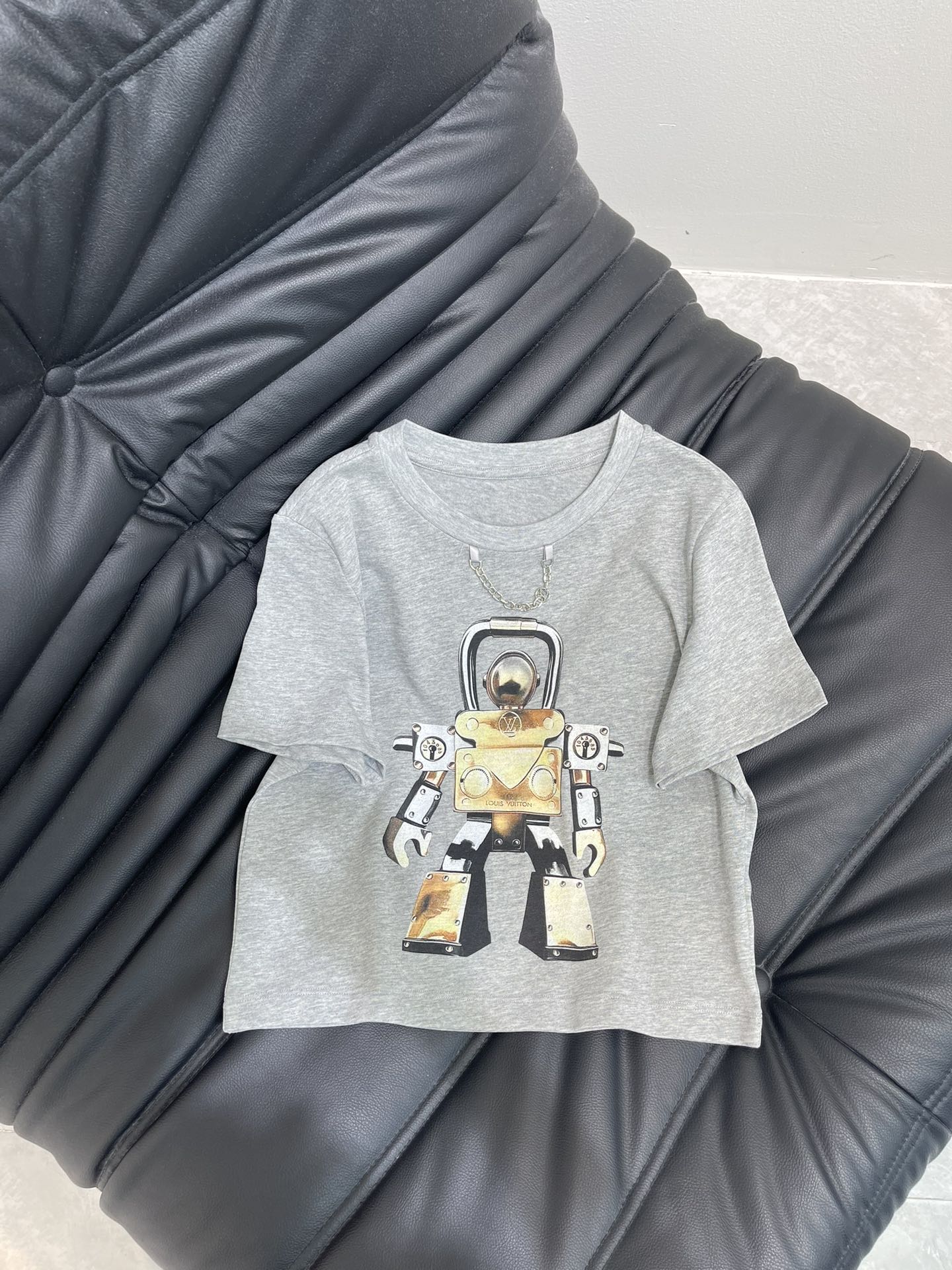 NO:431276,Louis Vuitto*25 spring and summer new short printed chain short-sleeved T-shirt custom YB mercerated cotton material breathable and comfortable, full texture Short T-shirt cut highlights the brand style Made of gram-weight pure cotton with a slightly elasticity Presents a slim visual effect The neckline is made of metal letter chains as the design highlights The iconic locks are used as the basic element in the center to create a robot pattern full of technology to highlight the high-end style The inner wear is brilliant and fashionable SML,,louis vuitton,T-shirt,tees,t-shirt,alexander wang19860909Louis Vuitto*25春夏新款短款印花链条短袖T恤 定制YB丝光全棉材质 透气舒适 质感十足 短款T恤裁剪 凸显品牌格调 采用克重纯棉制成 略带有弹力 呈现显瘦视觉效果 领口以金属字母链条作设计亮点 正面居中用标志性锁扣为基础元素 打造出科技感十足的机器人图案 彰显高级格调 单穿内搭都出彩时髦 SML,,louis vuitton,T-shirt,tees，t-shirt,alexander wang,Women's clothing