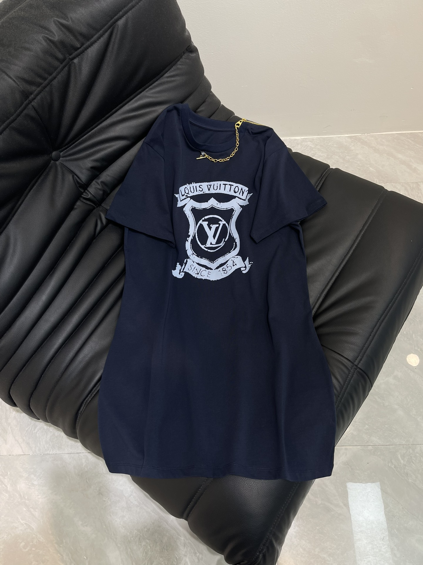 NO:431274,Louis Vuitto*25 spring and summer new printed chain dress Customized YB mercerated cotton material breathable and comfortable, full texture Regular short-sleeved T-shirt dress cut highlights the brand style Made of gram-weight pure cotton slightly elastic, giving a slimming visual effect The chest is decorated with retro aging letter logo and shield badges The single-sided shoulder zipper and neckline connects to create a necklace-like gorgeous effect Highlights Highlights Highlights Show high-end style All the inner wears are brilliant and fashionable SML,,louis vuitton, skirts, T-shirt,tees, t-shirt,necklace,alexander wang19860909Louis Vuitto*25春夏新款印花链条连衣裙 定制YB丝光全棉材质 透气舒适 质感十足 常规短袖T恤连衣裙裁剪 凸显品牌格调 采用克重纯棉制成 略带有弹力 呈现显瘦视觉效果 胸前用复古做旧感字母标识和盾牌徽章装饰 单侧肩膀拉链与领口连结 打造项链般的华丽效果 亮点突出 彰显高级格调 单穿内搭都出彩时髦 SML,,louis vuitton,skirts,T-shirt,tees，t-shirt,necklace,alexander wang,Women's clothing