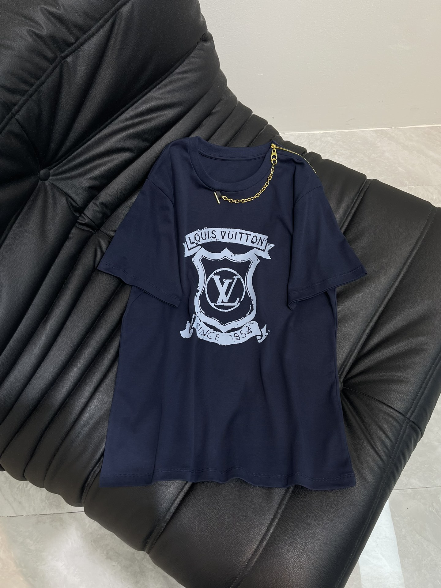 NO:431270,Louis Vuitto*25 Spring and Summer New Printed Chain Short-Sleeve T-shirt Customized YB mercerated cotton material Breathable and comfortable Full texture Regular short-sleeved T-shirt cut Highlights highlight the brand style Made of gram-weight pure cotton Slightly elastic Presents a slimming visual effect The chest is decorated with retro aging letter logo and shield badge Decorated with one-sided shoulder zipper and neckline Connection Create a necklace-like gorgeous effect Highlights Highlights Show high-end style All the inner wears are brilliant and fashionable SML,,louis vuitton, T-shirt,tees, t-shirt,necklace,alexander wang19860909Louis Vuitto*25春夏新款印花链条短袖T恤 定制YB丝光全棉材质 透气舒适 质感十足 常规短袖T恤裁剪 凸显品牌格调 采用克重纯棉制成 略带有弹力 呈现显瘦视觉效果 胸前用复古做旧感字母标识和盾牌徽章装饰 单侧肩膀拉链与领口连结 打造项链般的华丽效果 亮点突出 彰显高级格调 单穿内搭都出彩时髦 SML,,louis vuitton,T-shirt,tees，t-shirt,necklace,alexander wang,Women's clothing