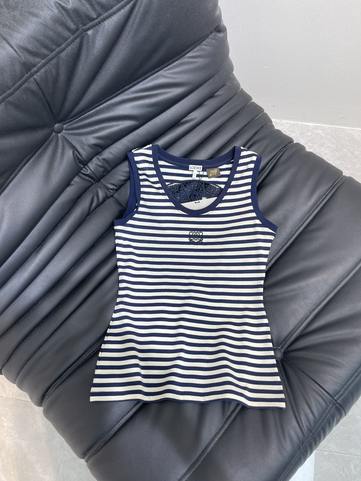 NO:432053,145Loew* 25 Spring and Summer New Heavy Industry Round-Lin Water-soluble Spliced ​​Embroidered Vest丨Exclusive High-Performance Production!  Exquisite visual effect, huge and beautiful upper body, custom-made latest hollow embroidery, low-key and luxurious!  A must-have item for fashionable things unlocks all outfits!  Determine the quality of my home!  Classic items are fashionable and high-end classic styles that are versatile and not picky!  SML, loewe,alexander wang19860909145Loew* 25春夏新款重工圆领水溶拼接绣花背心丨独家高版出品！精致视觉效果 上身巨好看 定制最新镂空刺绣 低调奢华！时髦精必备单品解锁所有穿搭！认准我家品质！经典单品时髦又高级经典版型百搭不挑人！SML,,loewe,alexander wang,Women's clothing