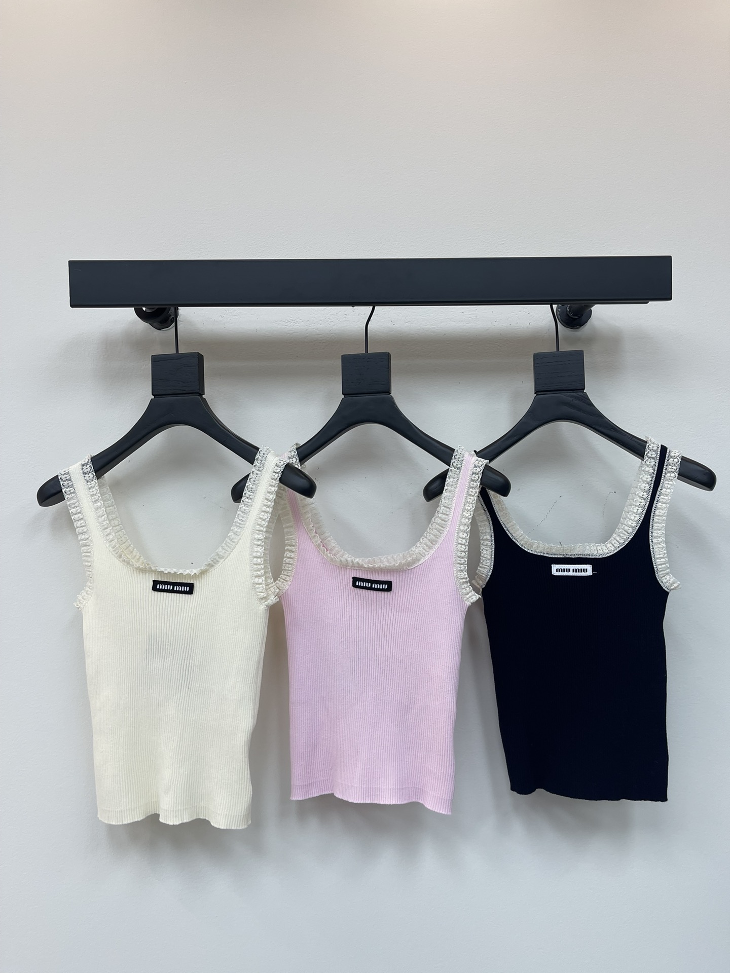 NO:432882,MiuMi*25 new lace lace vest!  Customized wool yarn woven texture, comfortable texture, elastic and breathable, knitted short top cut, the whole body is intertwined with fine crochet texture, a circle of lace on the hem cuffs echo the logo on the chest, highlighting the high-end feeling of outfit, the short style is slim and elastic, showing a slack tone, highlighting the light luxury and fashionable temperament, and you can wear it alone. The first choice for fashionable outfits in all seasons!  SML, miumiu, alexander wang19860909MiuMi*25新款蕾丝花边背心！定制羊毛纱线织造 质感舒适 弹力透气 针织短款上衣剪裁 通体利用细密钩针肌理交织 下摆袖口点缀一圈蕾丝花边 与胸前徽标呼应 凸显穿搭高级感 短款修身弹性更显瘦 尽显松弛调性 凸显轻奢时髦气质 单穿叠穿均可 四季时尚穿搭首选！SML,,miumiu,alexander wang,Women's clothing