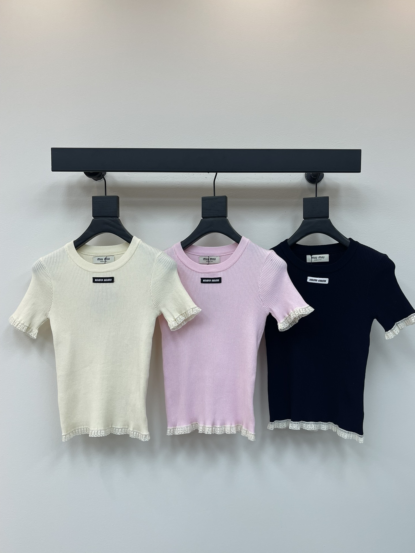 NO:432886,MiuMi*25 new lace lace short sleeves!  Customized wool yarn woven texture, comfortable texture, elastic and breathable, knitted short top cut, the whole body is intertwined with fine crochet texture, a circle of lace on the hem cuffs echo the logo on the chest, highlighting the high-end feeling of outfit, the short style is slim and elastic, showing a slack tone, highlighting the light luxury and fashionable temperament, and you can wear it alone. The first choice for fashionable outfits in all seasons!  SML, miumiu, T-shirt, alexander wang19860909MiuMi*25新款蕾丝花边短袖！定制羊毛纱线织造 质感舒适 弹力透气 针织短款上衣剪裁 通体利用细密钩针肌理交织 下摆袖口点缀一圈蕾丝花边 与胸前徽标呼应 凸显穿搭高级感 短款修身弹性更显瘦 尽显松弛调性 凸显轻奢时髦气质 单穿叠穿均可 四季时尚穿搭首选！SML,,miumiu,T-shirt,alexander wang,Women's clothing