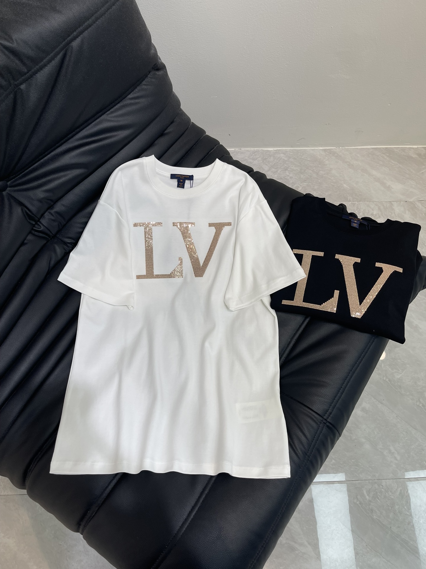 NO:431265,Louis Vuitto*25 spring and summer new heavy industry embroidered bead-piece short-sleeved T-shirt custom YB mercerated cotton material breathable and comfortable, full texture. Silhouette regular short-sleeved T-shirt cut. Made of gram-weight pure cotton. Slightly elastic. Slim visual effect. Ready-to-wear embroidered letter logo. Luxurious and high-end. Self-starting charm. The inner wear is brilliant and fashionable. SML,,louis vuitton,T-shirt,tees,t-shirt,alexander wang19860909Louis Vuitto*25春夏新款重工刺绣住珠片短袖T恤 定制YB丝光全棉材质 透气舒适 质感十足 廓形常规短袖T恤裁剪 采用克重纯棉制成 略带有弹力 呈现显瘦视觉效果 成衣以珠片刺绣还原字母徽标 奢华高级 自发带魅力 单穿内搭都出彩时髦 SML,,louis vuitton,T-shirt,tees，t-shirt,alexander wang,Women's clothing