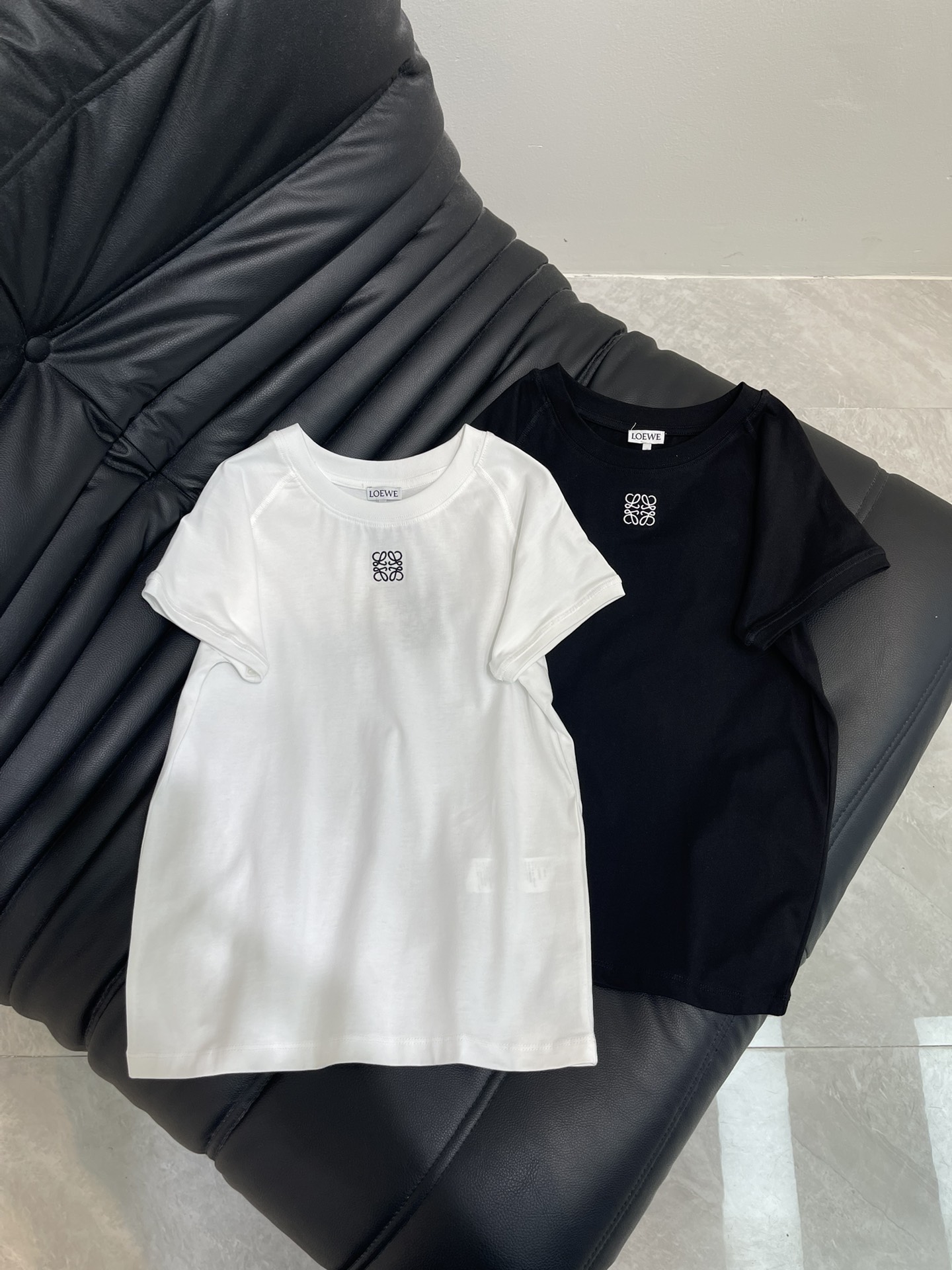 NO:431260,Loew*25 spring and summer new flying sleeve totem short-sleeved T-shirt custom YB native cotton material breathable and comfortable, full texture Slim short-sleeved T-shirt cut highlights the brand style Made of gram-weight pure cotton, slightly elastic, presents a slim visual effect. Ragsaw fly sleeves are lined with short cuffs outline right-angle shoulder lines Outline the iconic totem logo pattern on the chest The brand's fashion brand is instantly fashionable and creates a personal style Fashionable and fashionable. SML,,loewe,T-shirt,tees,t-shirt,alexander wang19860909Loew*25春夏新款飞袖图腾短袖T恤 定制YB原生全棉材质 透气舒适 质感十足 修身短袖T恤裁剪 凸显品牌格调 采用克重纯棉制成 略带有弹力 呈现显瘦视觉效果 插肩飞袖走线搭配短边袖口 勾勒直角肩线 胸前勾勒出标志性图腾徽标图案 品牌潮牌时尚感立现 打造个性风格 洋气时髦 单穿内搭都出彩时髦 SML,,loewe,T-shirt,tees，t-shirt,alexander wang,Women's clothing