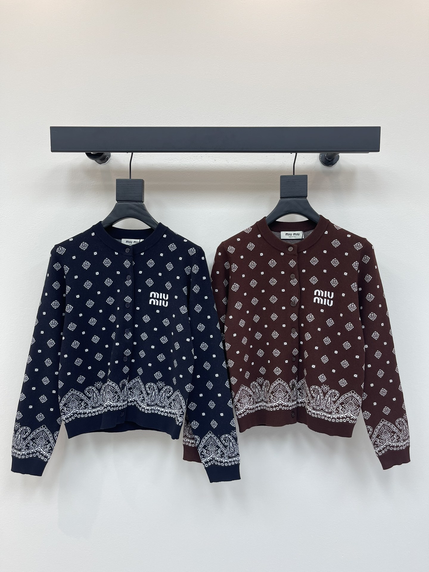 NO:431280,Miumi*25 new knitted long-sleeved cardigan custom YB silk yarn wool yarn soft and comfortable fashionable and slim long-sleeved knitted cardigan cut full-clad design buttons to facilitate on and off Large body is decorated with diamond-shaped hollow totem hem cuff cashew flower decoration with threaded edges Fully fine exquisiteness Decorated with iconic letter logo on the chest Show Miao's best temperament Academy style Add a gentle and literary atmosphere Perfect for random matching SML,,miumiu,alexander wang19860909Miumi*25新款针织长袖开衫 定制YB丝毛纱线织造 柔软舒适 洋气显瘦 长袖针织开衫剪裁 全开襟设计系扣便利穿脱 大身以菱形镂空图腾下摆袖口腰果花装饰点缀 配合螺纹包边 精致度满分 胸前标志性字母徽标装饰 展现缪氏最拿手的气质学院风格 增添温柔文艺气息 随意搭配都完美 SML,,miumiu,alexander wang,Women's clothing