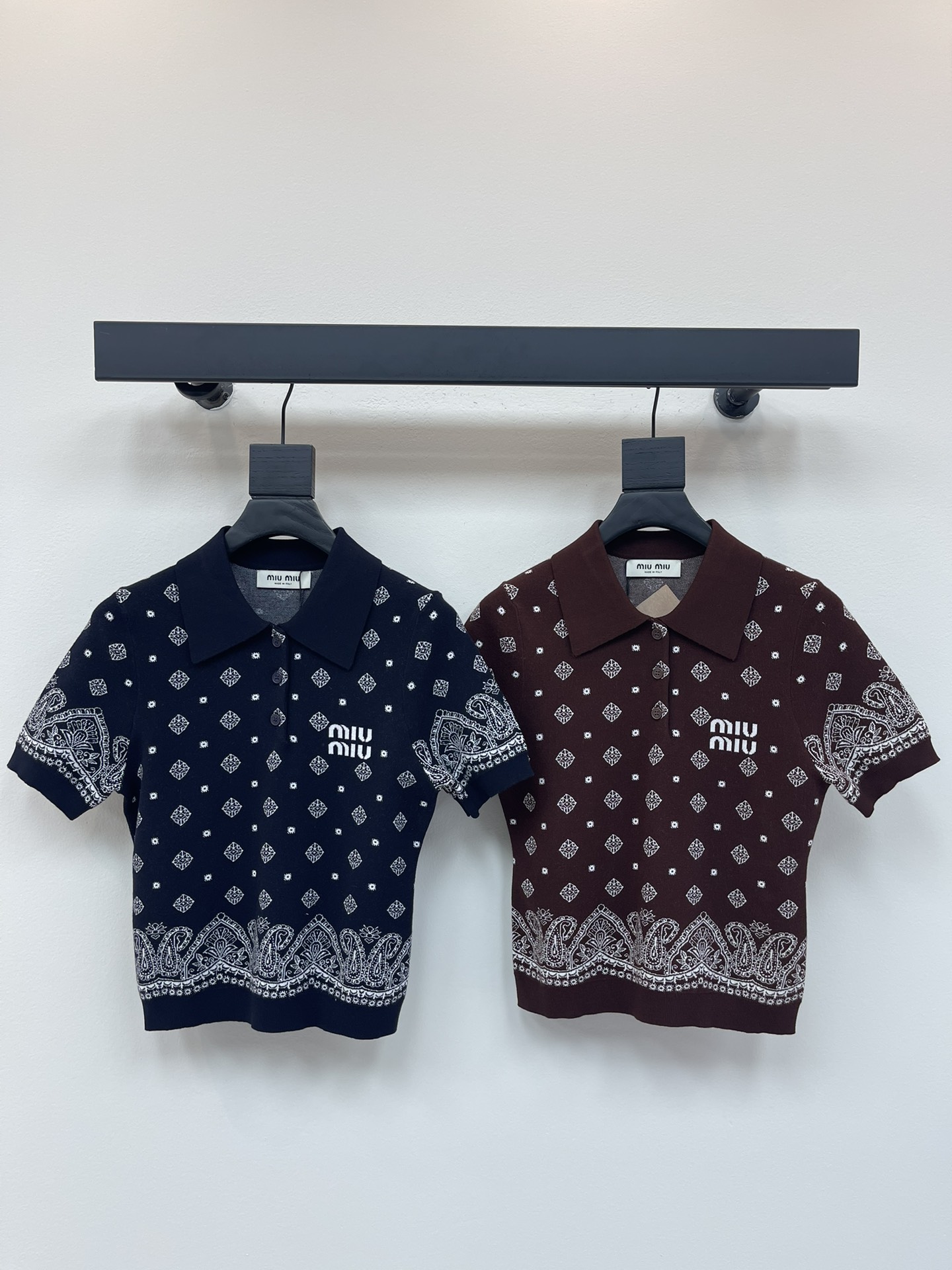 NO:431286,Miumi*25 new lapel knitted short-sleeved top custom YB silk yarn wool soft and comfortable fashionable and slim Lapel short-sleeved top cut Half-clad design buckles are convenient to put on and off Large body is decorated with diamond-shaped hollow totem hem cuff cashew flower decoration with threaded edges Full of exquisiteness The iconic letter logo on the chest shows the temperament of Miao’s best-known academy style, adding a gentle and literary atmosphere, perfect for random matching SML,,miumiu,T-shirt,alexander wang19860909Miumi*25新款翻领针织短袖上衣 定制YB丝毛纱线织造 柔软舒适 洋气显瘦 翻领短袖上衣剪裁 半开襟设计系扣便利穿脱 大身以菱形镂空图腾下摆袖口腰果花装饰点缀 配合螺纹包边 精致度满分 胸前标志性字母徽标装饰 展现缪氏最拿手的气质学院风格 增添温柔文艺气息 随意搭配都完美 SML,,miumiu,T-shirt,alexander wang,Women's clothing