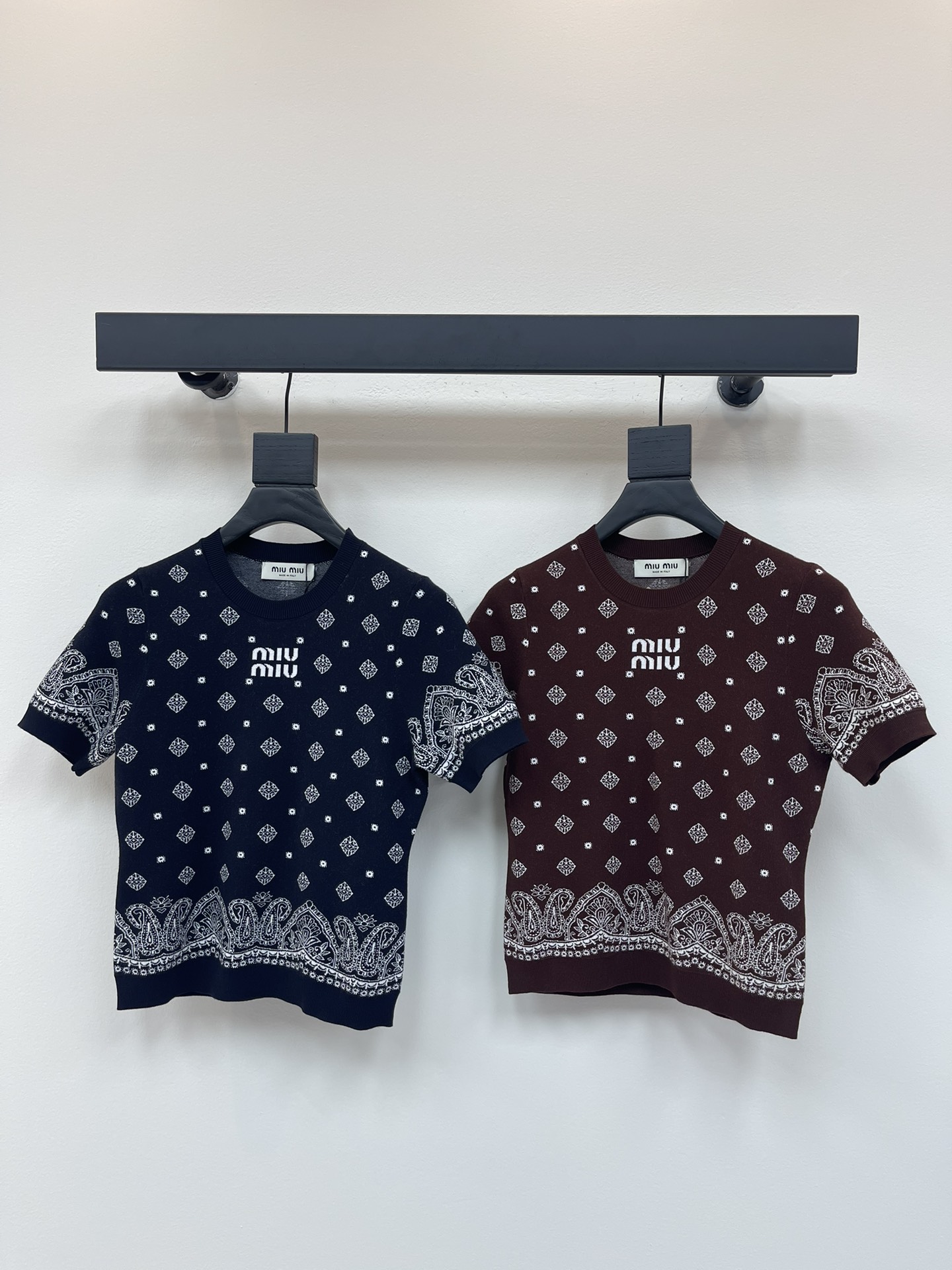 NO:431292,Miumi*25 new round neck knitted short sleeves, customized YB silk wool yarn, soft and comfortable, fashionable and slimming, pull-out design is convenient to put on and off, the large body is decorated with diamond-shaped hollow totem hem cuffs, cashew flower decoration, with threaded edges, full of exquisiteness, iconic letter logo decoration on the chest, showing the temperament of Miao's best, adding a gentle and literary atmosphere, perfect for complete sets or single wear SML,,miumiu, T-shirt,alexander wang19860909Miumi*25新款圆领针织短袖 定制YB丝毛纱线织造 柔软舒适 洋气显瘦 套头设计便利穿脱 大身以菱形镂空图腾下摆袖口腰果花装饰点缀 配合螺纹包边 精致度满分 胸前标志性字母徽标装饰 展现缪氏最拿手的气质学院风格 增添温柔文艺气息 成套搭配或单穿都完美 SML,,miumiu,T-shirt,alexander wang,Women's clothing