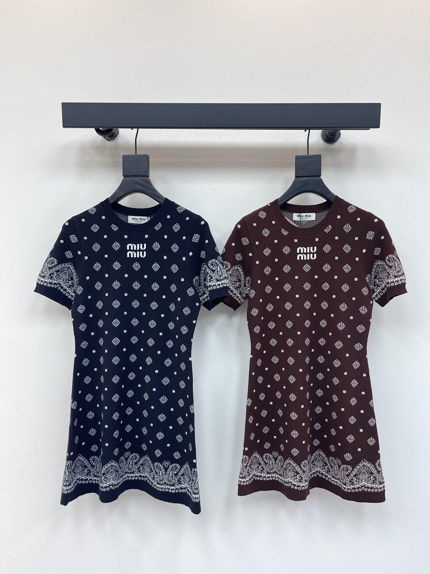 NO:431298,Miumi*25 new round neck short-sleeved knitted dress custom YB silk yarn wool soft and comfortable stretch-high-end round neck short-sleeved knitted dress tailoring, pull-out design is convenient to put on and off, the large body is decorated with diamond-shaped hollow totem hem cuff cashew flower decoration, threaded edge, full of exquisiteness, iconic letter logo decoration on the chest, showing the temperament of Miao's best school style, three-dimensional cut at waist can achieve waist-closing and folding angle effect, highlighting curves, adding a gentle and literary atmosphere, perfect for matching SML,,miumiu, skirts, T-shirt, alexander wang19860909Miumi*25新款圆领短袖针织连衣裙 定制YB丝毛纱线织造 柔软舒适 弹力高级 圆领短袖针织连衣裙剪裁 套头设计便利穿脱 大身以菱形镂空图腾下摆袖口腰果花装饰点缀 配合螺纹包边 精致度满分 胸前标志性字母徽标装饰 展现缪氏最拿手的气质学院风格 腰间立体裁剪起到收腰折角效果 突出曲线 增添温柔文艺气息 怎么搭配都完美 SML,,miumiu,skirts,T-shirt,alexander wang,Women's clothing