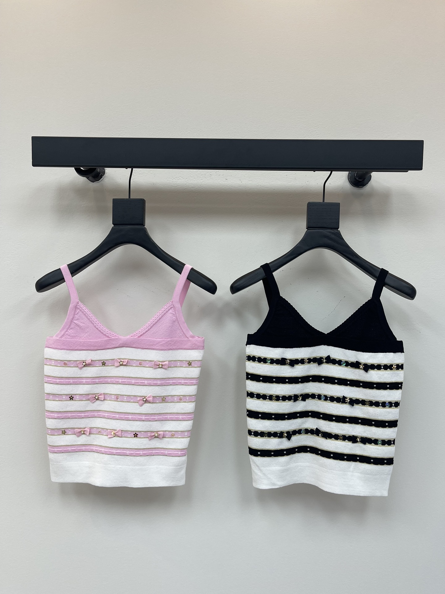 NO:432890,Chane*25 new striped knitted suspender vest with bow and pearl decoration Super sweet Black and white atmospheric, pink and white playful Bow on the chest Pearl decorative embellishment Whether it is paired with jeans to create a casual style or a skirt to create an elegant style SML, chanel, skirts, jeans, alexander wang19860909Chane*25新款条纹针织吊带背心 带蝴蝶结和珍珠装饰 超级甜美 黑白大气、粉白俏皮 胸前蝴蝶结珍珠装饰点缀 无论是搭配牛仔裤打造休闲风 还是配半身裙营造优雅范 SML,,chanel,skirts,jeans,alexander wang,Women's clothing