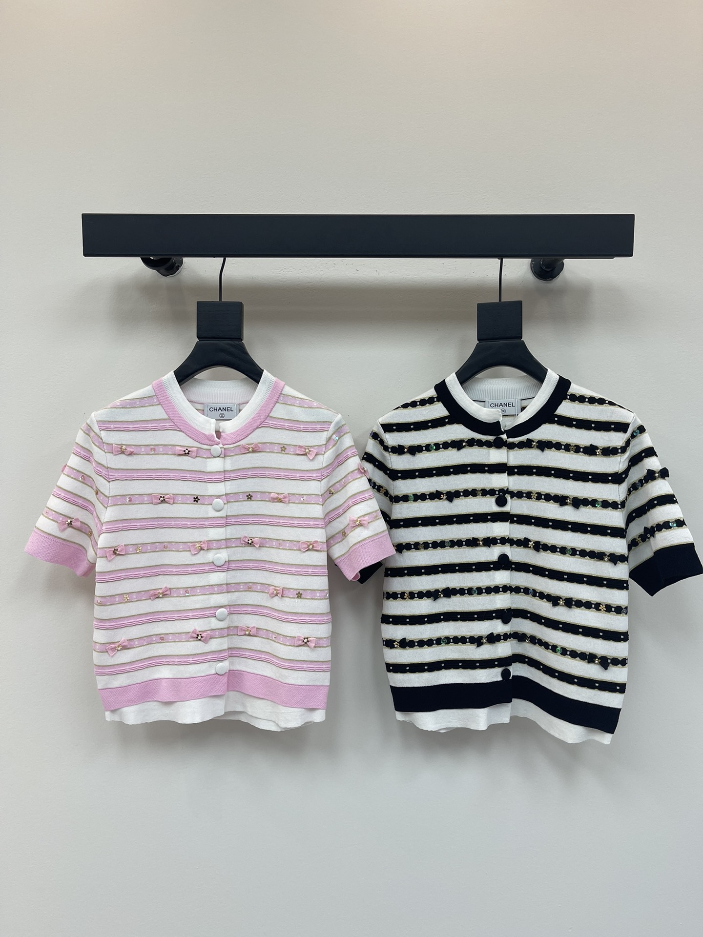 NO:432893,Chane*25 new striped knitted cardigan with bow and pearl decoration Super sweet Black and white atmospheric, pink and white playful Bow on the chest Pearl decoration embellishment Whether it is paired with jeans to create a casual style or a skirt to create an elegant style SML, chanel, skirts, jeans, alexander wang19860909Chane*25新款条纹针织开衫 带蝴蝶结和珍珠装饰 超级甜美 黑白大气、粉白俏皮 胸前蝴蝶结珍珠装饰点缀 无论是搭配牛仔裤打造休闲风 还是配半身裙营造优雅范 SML,,chanel,skirts,jeans,alexander wang,Women's clothing