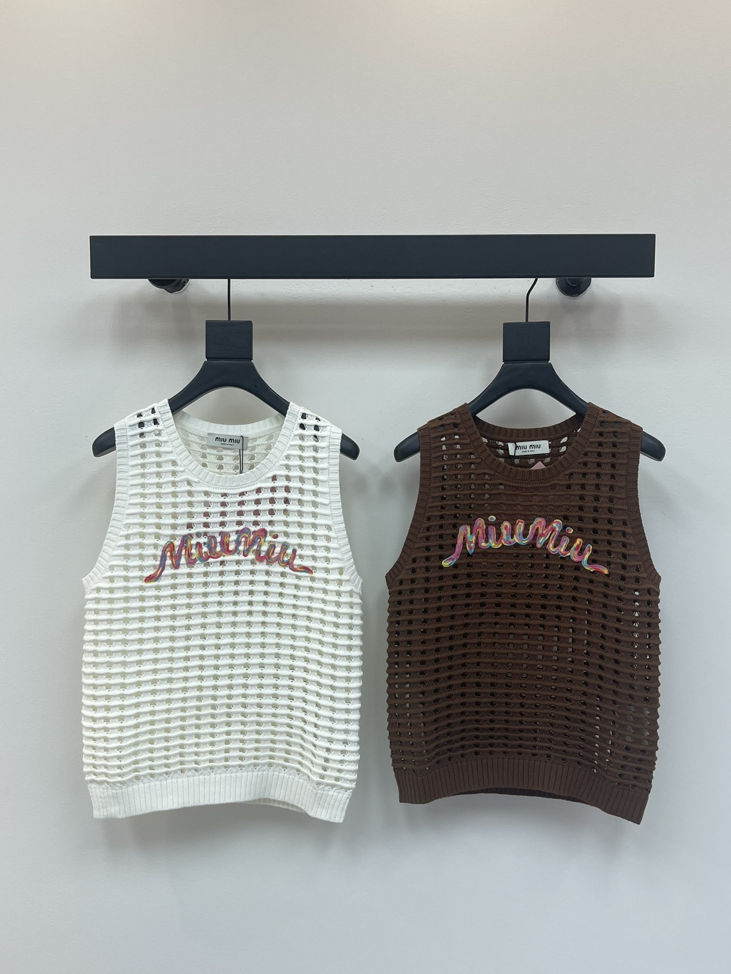 NO:431255,Miumi*25 new hollow letter knitted vest custom YB cotton yarn woven, comfortable and soft, full of elasticity, knitted vest cut, high-end needlework technology, full of regular hollow crochet texture, exquisite pit strips, threaded edge-covered details, colorful bundles on the chest decorated with letter logo, add styling to simple outfits, regular style, body shape, slim and fashionable outfits, all seasons, SML,,miumiu,alexander wang19860909Miumi*25新款镂空字母针织背心 定制YB全棉纱线织造 舒适软糯 弹力十足 针织背心裁剪 成衣选用高级走针工艺 通体规则镂空钩针纹理满铺 精致坑条螺纹包边细节满分 胸前彩色捆条装饰出字母徽标 为简易穿搭增添造型 常规版型 修饰身型 穿搭显瘦洋气 四季通穿单品 SML,,miumiu,alexander wang,Women's clothing