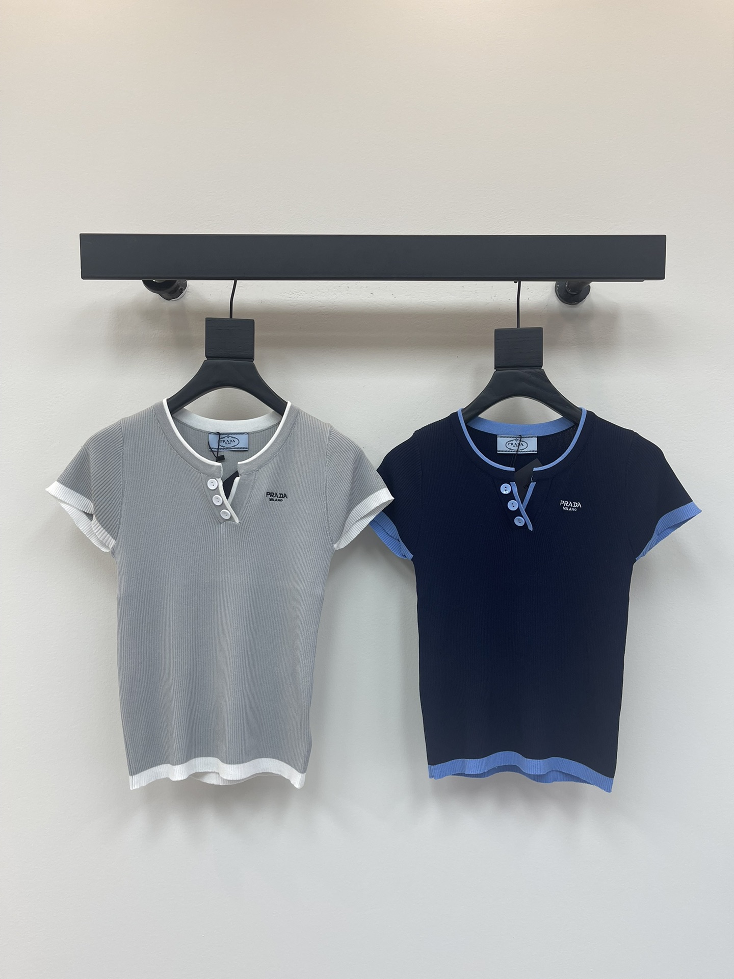 NO:432896,Prad*25 new knitted short-sleeved top, gray and dark blue, small-labeled design on the chest, V-neck half-opening, contrasting cuffs and hem, slim and slim. The fabric is comfortable and breathable, suitable for summer wear. SML, prada, T-shirt, alexander wang19860909Prad*25新款针织短袖上衣,灰色和深蓝色两款,胸前小标设计,V领半开襟,撞色袖口和下摆,修身显瘦.面料舒适透气,适合夏季穿着.SML,,prada,T-shirt,alexander wang,Women's clothing