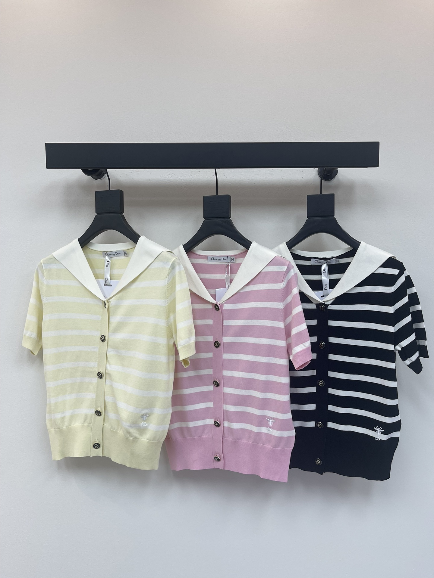 NO:432879,Dio*25 new striped shawl knit short sleeves!  Customized Tennis yarn weaving, delicate texture, soft and comfortable, shawl knitted short-sleeved top cut, full of stripes, front closure extension to back collar shawl design, playful and sweet, showing romantic navy style, elastic fabric, semi-open plaid adjustment, fit more slimming, waist and side decoration are decorated with embroidered letters logos to show brand tone, versatile style does not pick the age-resolution skin tone, the upper body is suitable for age-reducing fashionable retro style!  SML, Dior, T-shirt, Shawls, Alexander wang19860909Dio*25新款条纹披肩针织短袖！定制天丝纱线织造 细腻肌理 柔软舒适 披肩针织短袖上衣裁剪 通体条纹交错 前襟延伸至后领披肩设计 俏皮甜美感满满 彰显浪漫海军风 通体弹性十足的面料 半开襟随意调节 贴合身型更显瘦 腰侧饰以刺绣字母徽标装饰 展示品牌调性 百搭款式不挑年龄肤色 上身适配减龄时髦复古风格！SML,,dior,T-shirt,shawls,alexander wang,Women's clothing