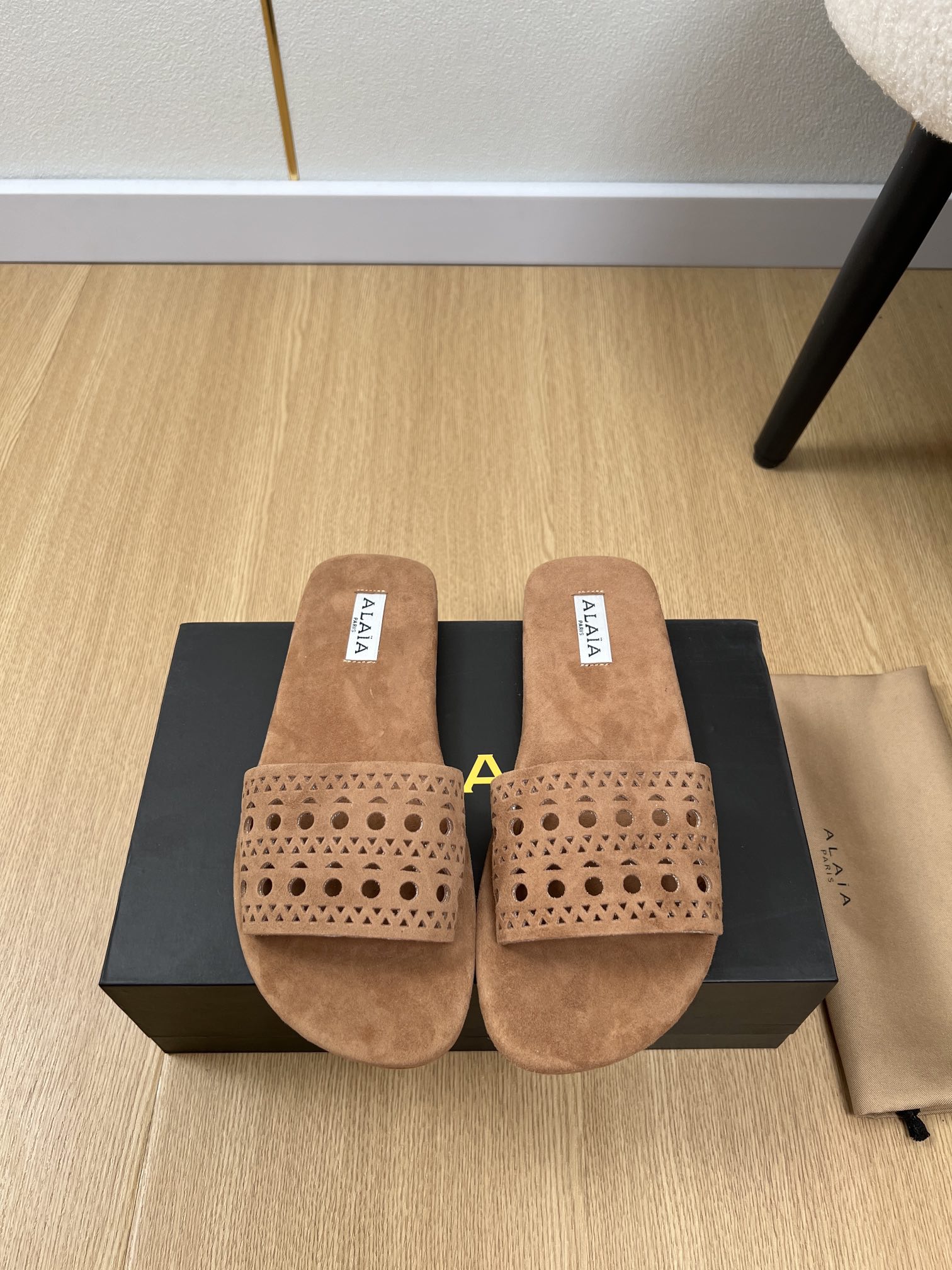 NO:409774,ALAIA | Alaya | 2025 Spring and Summer New Products 2025 The counter focuses on the punched hollow slipper series. The sandals that cannot be rejected are Alaya demonstrate the beauty of women's figure and conveys the power of women. The simple and elegant sculptural design, the artistic pursuit of details, the modern aesthetic that keeps pace with the pursuit and meticulous craftsmanship spirit. Benchmark version: Upper cow velvet/cowhide inner foot pad sheepskin outsole imported from Italy. Heel high flat sole. Size 35-40 (40 customization), slippers, alaia, sandals, slippers, cowhide, sheepskin, Leather soles19860909ALAIA |阿莱亚 | 2025 2025春夏新品 专柜主打爆款冲孔镂空拖鞋系列  拒绝不了的凉鞋阿莱亚彰显女性身形之美、传递女性力量,简约优雅的雕塑感设计,对细节的艺术追求,与求俱进的现代审美和一丝不苟的匠艺精神 对标对版 鞋面牛绒/牛皮 内里垫脚羊皮 大底意大利进口真皮大底 跟高平底 码数35-40（40定制）,拖鞋,alaia,sandals,slippers,cowhide,sheepskin,Leather soles,Women's Shoes