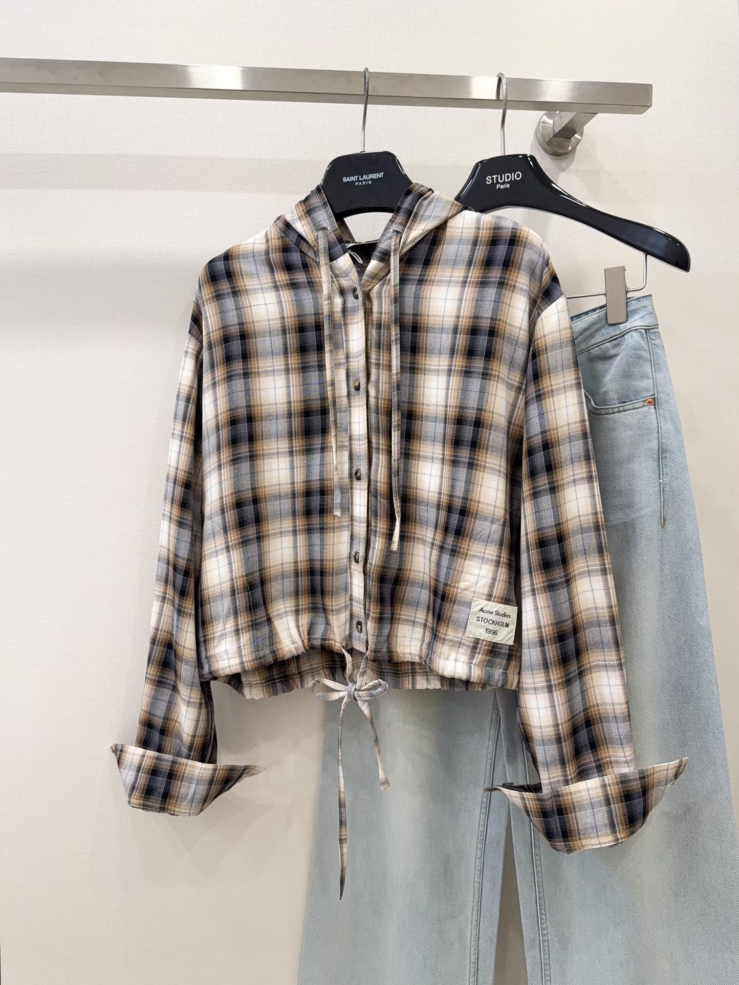 NO:433326,The flat tiles look average, right?  !  It looks really good to wear!  !  !  The wide and loose style, paired with transparent cotton and linen plaid, has a 'silhouette' and 'breathing' on the upper body!  It has a strong visual 'loose feeling', which is particularly comfortable and comfortable ~ You can wear it alone in daily life, or as a thin coat with a strong silhouette. When it is sunny and vicious in summer, it is perfect for wearing it as a sunscreen shirt!  ,,jackets & coats,alexander wang19860909平铺看着一般吧？！穿上真的贼好看！！！ 宽宽松松的版型,搭配通透的棉麻格纹,上身自带“廓形感”和“呼吸感”！ 视觉上有很强烈的“松落感”,格外舒适自在~日常可以单穿,或者作为廓形感较强的轻薄外套 夏天阳光毒辣的时候,当防晒衫穿再适合不过了！,,jackets & coats,alexander wang,Women's clothing