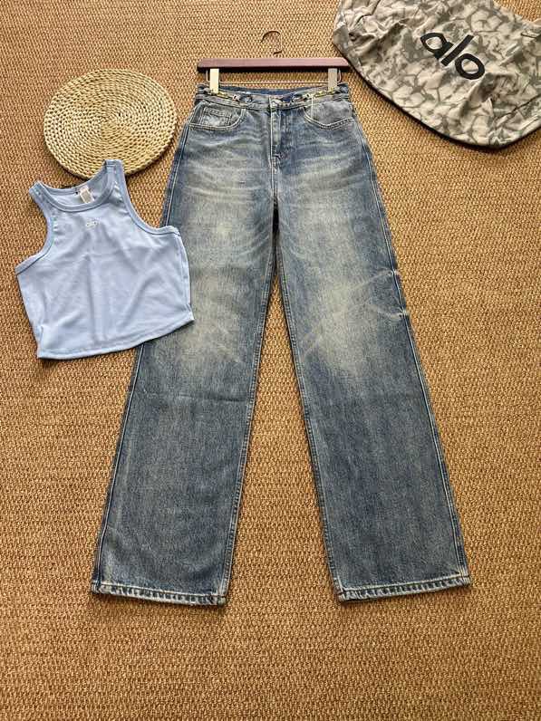 NO:432640,Celine 2025 summer new style chain waist trim straight jeans Who wears it, who looks good retro blue High waist straight wide-leg style SML, celine, jeans, alexander wang19860909Celine 2025 夏季新款 链条腰饰直筒牛仔裤 谁穿谁好看的复古蓝色 高腰直筒阔腿版型 码数SML,,celine,jeans,alexander wang,Women's clothing