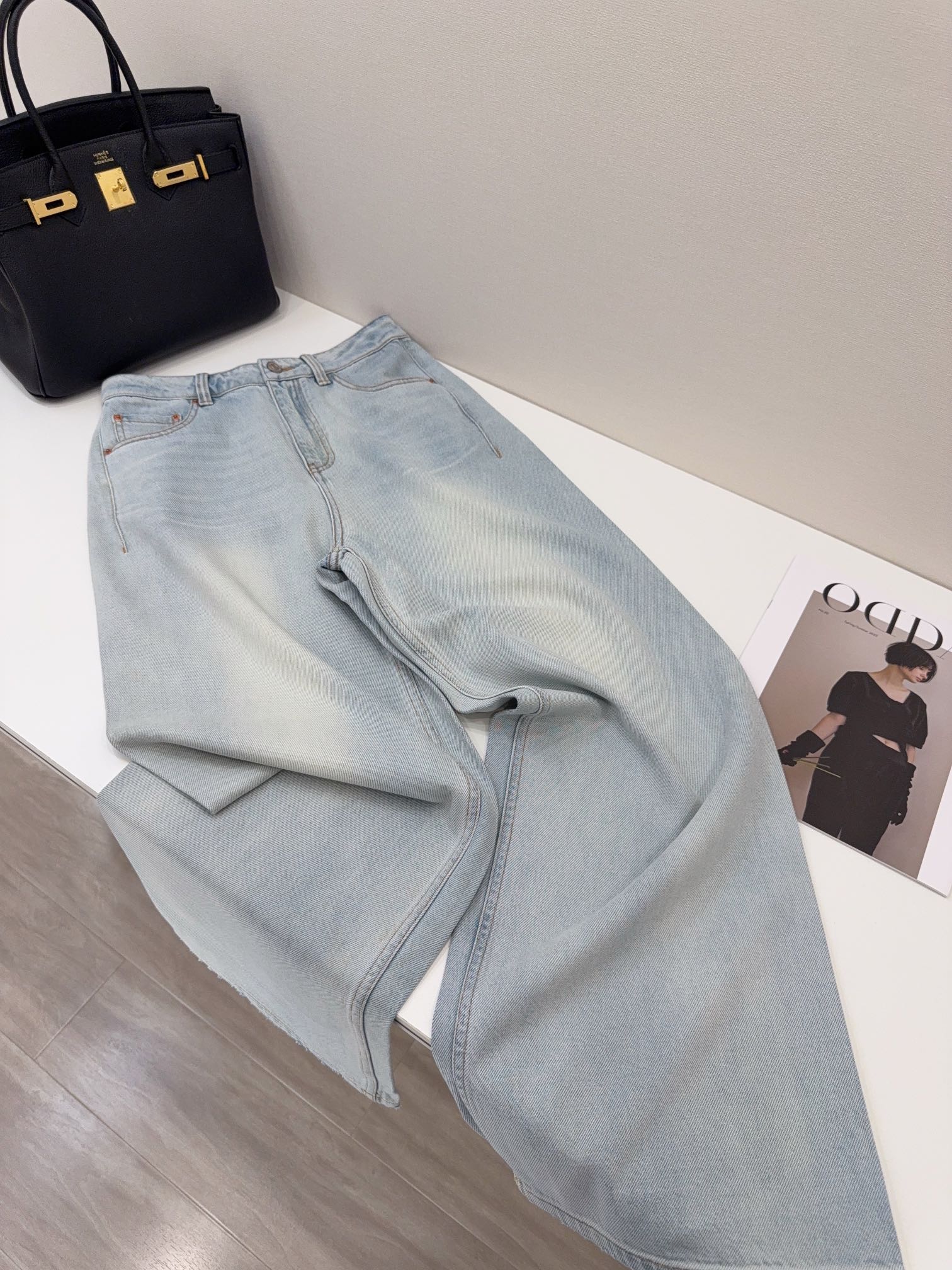 NO:434665,Same style from the designer!  !  !  Original list!  To be honest, I was moved when I saw this color!  !  So beautiful, full of summer pairs of jeans!  !  There is no need to ask about the quality, most counters have the same origin!  You will know that it is absolutely worth this price!  !  !  Serious imported Turkish fabrics feel softer than ordinary denim fabrics!  The upper body is so comfortable that I don’t want to take it off!  , jeans,alexander wang19860909设计师同款！！！原单！ 讲真的,看到这个颜色就心动了！！ 太美了,写满了夏天的一条牛仔裤！！ 品质不用问,柜台多同源！ 你拿到手就知道绝对值这个价！！！ 正经土耳其进口面料,手感比一般的牛仔面料要更软！上身舒适到不想脱！,,jeans,alexander wang,Women's clothing