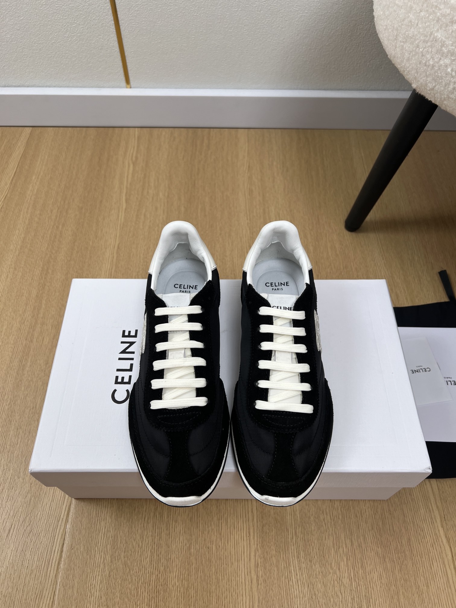 NO:409772,Celine| 2025 Silin's new spring and summer products in 2025, the latest Racer retro, casual sports shoes series, original purchase and development, making products, this Racer sports shoes is inspired by this new sports shoes from the 1970s, integrating the iconic elements of sports shoes from the 1970s, side Triomphe embroidery, graffiti outsole, leather splicing details and other delivery counters are exquisitely packaged, Xiaohongshu planting grass can close your eyes, comfortable and versatile color matching and casual and fashionable, the color matching style has become the favorite of many men and women, the logo on the side and heel is unique, and is loved by women. Upper Original customized beef velvet Inner High-density breathable mesh sheepskin Outsole Original open mold TPU anti-slip sole Sole Thickness 2cm Size number  35-40 (40 customization), casual shoes/sports shoes, celine, celine, sneakers, sheepskin19860909Celine赛琳| 2025 思琳2025春夏新品 专柜最新爆款最新Racer复古 休闲 运动鞋系列 原版购入开发 做货 这款Racer运动鞋 灵感源自70年代的这款全新运动鞋,融合70年代时代运动鞋的标志性元素 侧面Triomphe刺绣 沟纹外底、皮革拼接细节等配送专柜精美包装,小红书种草可以闭眼入那种,舒适百搭拼色休闲时尚,配色版型成为很多男女生的最爱,侧面与后跟的logo别具一翻,深受广大女性喜爱 鞋面 原版定制牛绒 内里 高密度透气网料羊皮 大底 原版开模TPU防滑大底 底厚 2cm 码数 35-40（40定制）,休闲鞋/运动鞋,celine,celine,sneakers,sheepskin,Women's Shoes