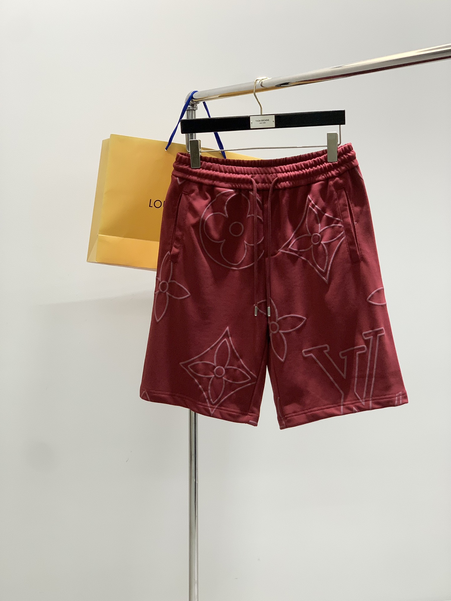 NO:450659,,LouisVuitton, the latest summer model, available at the counter at the same time, original singles, fashionable casual shorts, very distinctive on the upper body!  Eye-catching and highlighted, imported original fabric, top-level printing craft letter pattern decoration logo, original hardware and auxiliary materials decoration, simple but not lacking in fashion, classic and atmospheric, comfortable and breathable, handsome and stylish on the upper body, 4 colors recommendation, code number XS-L,, louis vuitton, louis vuitton, shorts, alexander wang19860909,LouisVuitton 路易威登,夏季最新款,专柜同步有售,原单狠货,时尚休闲短裤,上身很有特点！吸睛而有亮点,进口原版面料,顶级印花工艺字母图案装饰Logo,原版五金辅料装饰,简单而不失时尚,经典大气,舒适透气,上身帅气有型,4色推荐,码数XS-L,,louis vuitton,louis vuitton,shorts,alexander wang,Men's clothing