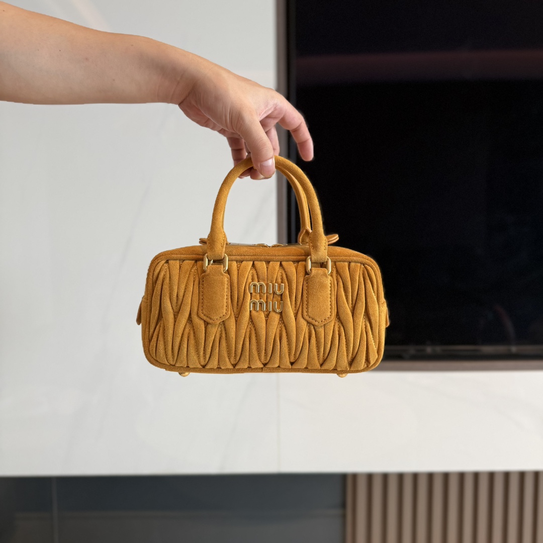 P740 𝗠𝗶* 𝗠𝗶* 𝟮𝟬𝟮𝟱 el plisado mate entiende a 𝗭𝗵𝗲𝗻𝗴𝗳𝘂 ▫️ de lejos es una silueta de bolso de bolos retro …
