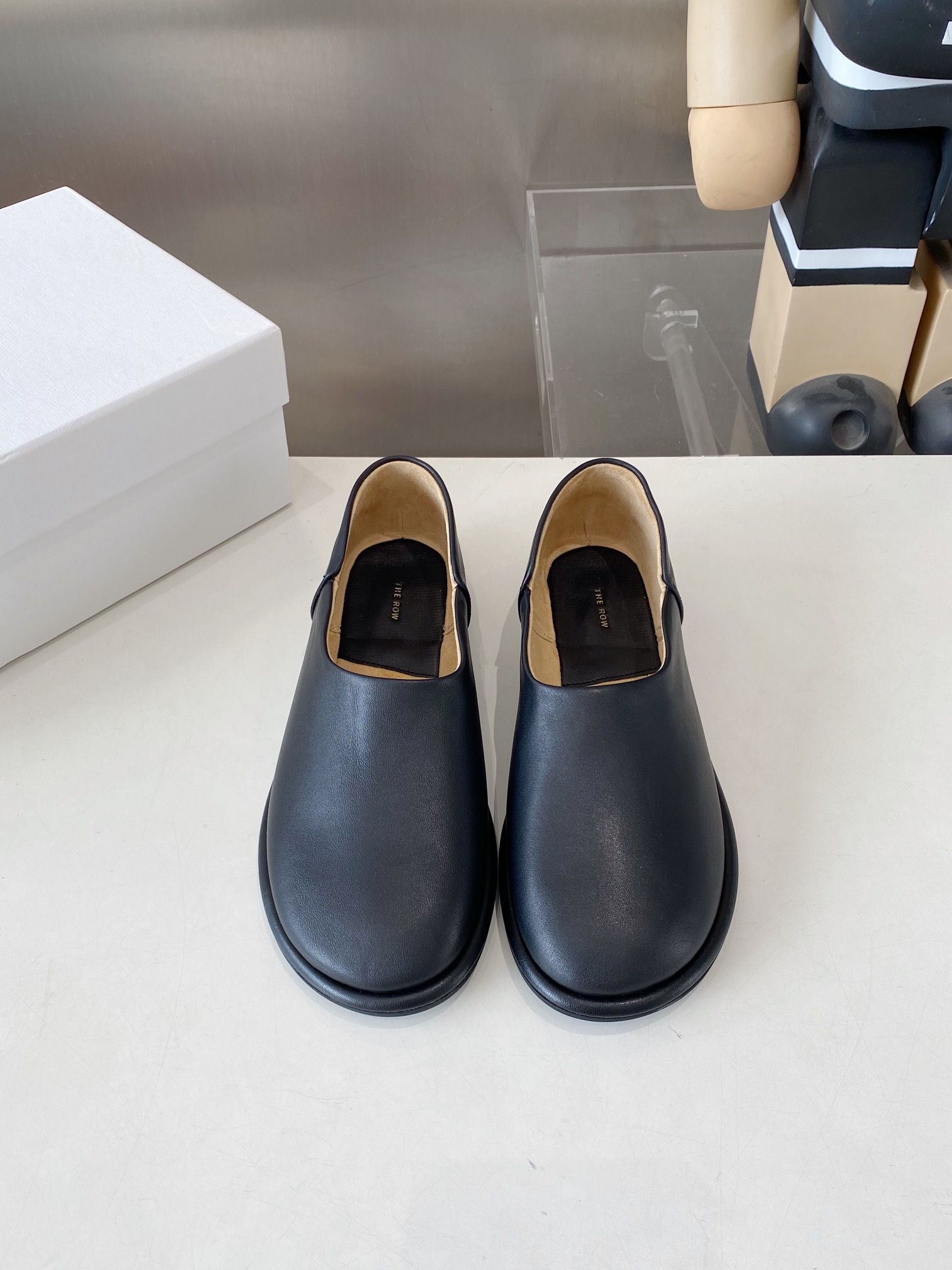 NO:439784,The row_New retro loafers New The Row loafers, I fell in love with this shoe at first sight, and it looks good with a little retro flavor and random combination!  All major internet celebrity bloggers are wearing it, there is no Hong Kong treasure in front and back, the whole shoe is very soft, easy to wear without scratching the feet, simple and versatile style~ The style you don't want to take off when you wear it, close your eyes and enter it with high foot feeling. The upper is customized imported water-dyed calfskin and suede, inner lu suede, original rubber sole, size 35-41, packaging, full set of original box packaging, loafers, loafers, cowhide, chamois leather19860909The row_新款复古乐福鞋 新款The Row乐福鞋,第一眼看到这个鞋子就爱上了,带点复古味随意搭配都好看！各大网红博主都在穿它,前后无港宝,整个鞋子非常柔软,好穿不磨脚简约百搭款~穿上就不想脱的款,对脚感要求高的闭眼入它 鞋面原版定制进口水染小牛皮、麂皮 内里lu麂皮绒 大底原厂橡胶底 尺码35-41 包装全套原盒包装,乐福鞋,loafers,cowhide,chamois leather,Women's Shoes