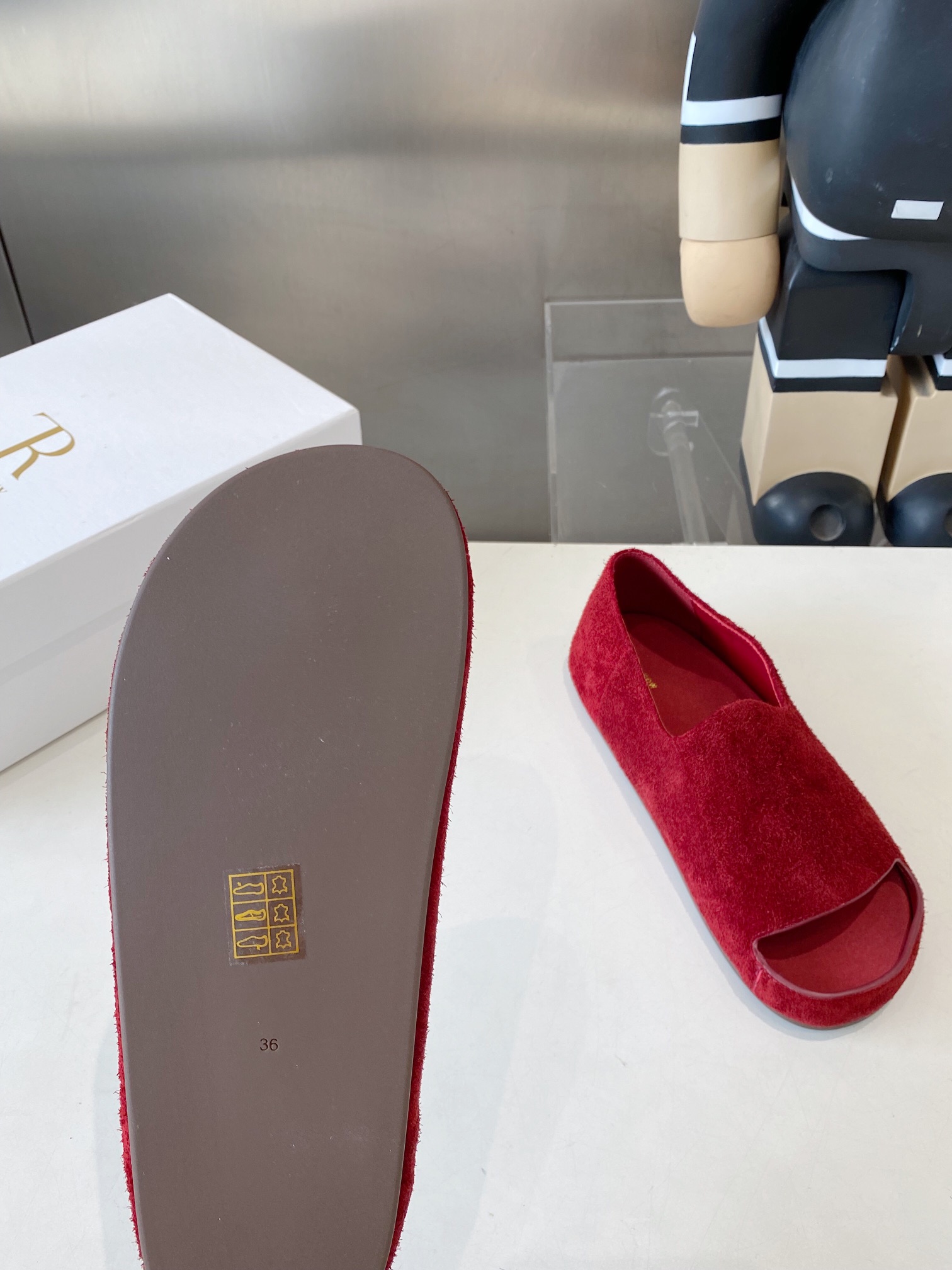 出厂290💰
The Row 25s新品开口乐福鞋勃肯鞋
年度最爱🖤 看着平平无奇 
上脚后会为其柔软程度与绝妙版型惊叹
永远不会失望的极简风格
脚感舒适 包裹感十足！
面料采用牛反绒/定制原版马毛
内里垫脚均为小羊皮
原版开模定制防滑大底
鞋面：摔纹头层羊皮
内里：羊皮
大底：原版tpu底
包装：原版包装
Size：35-41