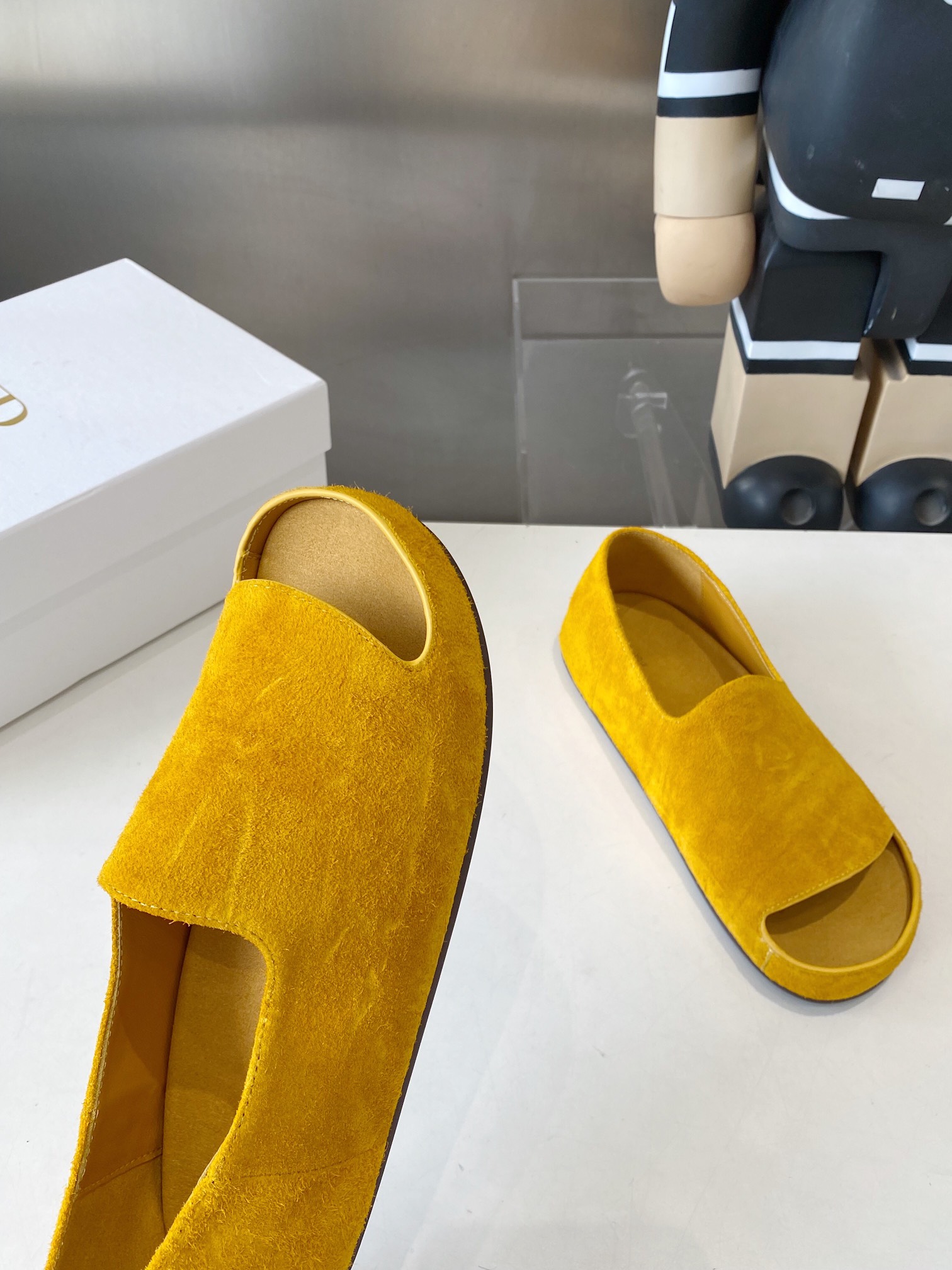 出厂290💰
The Row 25s新品开口乐福鞋勃肯鞋
年度最爱🖤 看着平平无奇 
上脚后会为其柔软程度与绝妙版型惊叹
永远不会失望的极简风格
脚感舒适 包裹感十足！
面料采用牛反绒/定制原版马毛
内里垫脚均为小羊皮
原版开模定制防滑大底
鞋面：摔纹头层羊皮
内里：羊皮
大底：原版tpu底
包装：原版包装
Size：35-41