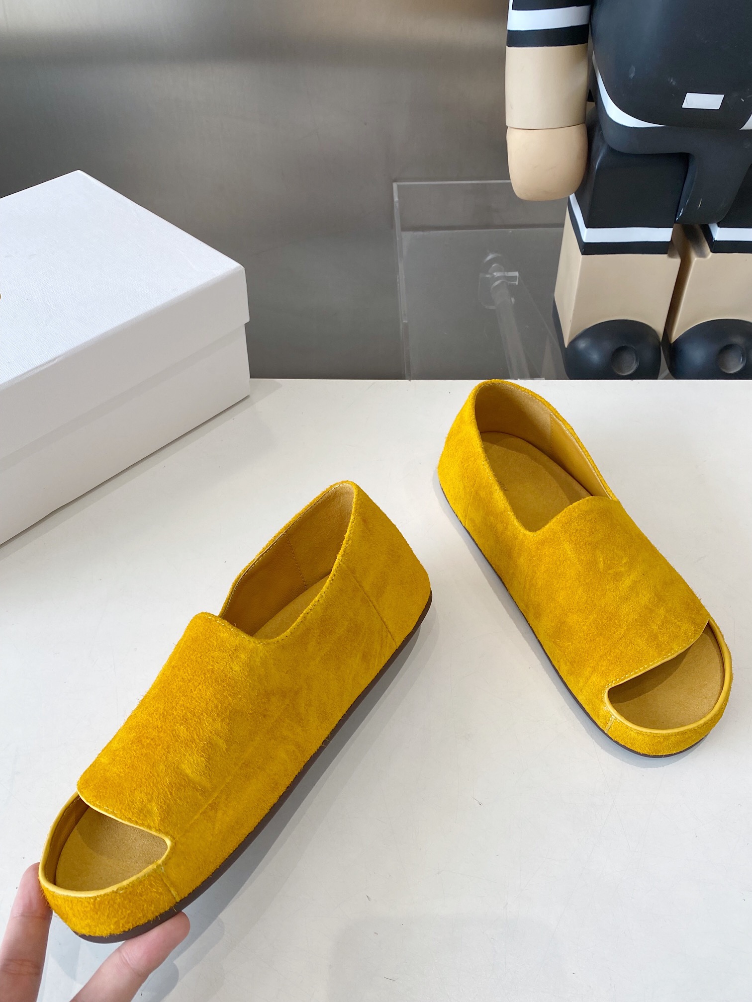 出厂290💰
The Row 25s新品开口乐福鞋勃肯鞋
年度最爱🖤 看着平平无奇 
上脚后会为其柔软程度与绝妙版型惊叹
永远不会失望的极简风格
脚感舒适 包裹感十足！
面料采用牛反绒/定制原版马毛
内里垫脚均为小羊皮
原版开模定制防滑大底
鞋面：摔纹头层羊皮
内里：羊皮
大底：原版tpu底
包装：原版包装
Size：35-41