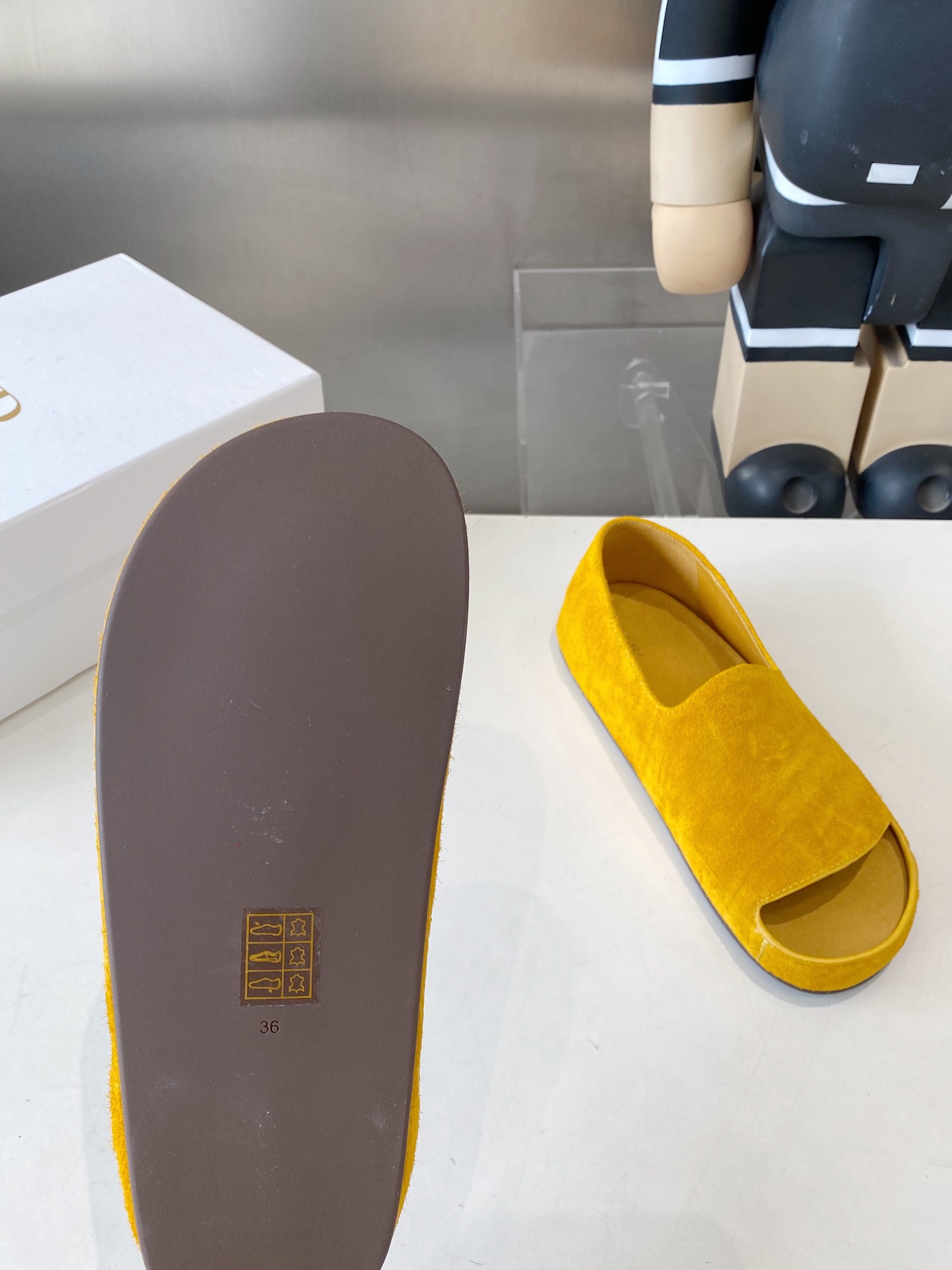 出厂290💰
The Row 25s新品开口乐福鞋勃肯鞋
年度最爱🖤 看着平平无奇 
上脚后会为其柔软程度与绝妙版型惊叹
永远不会失望的极简风格
脚感舒适 包裹感十足！
面料采用牛反绒/定制原版马毛
内里垫脚均为小羊皮
原版开模定制防滑大底
鞋面：摔纹头层羊皮
内里：羊皮
大底：原版tpu底
包装：原版包装
Size：35-41